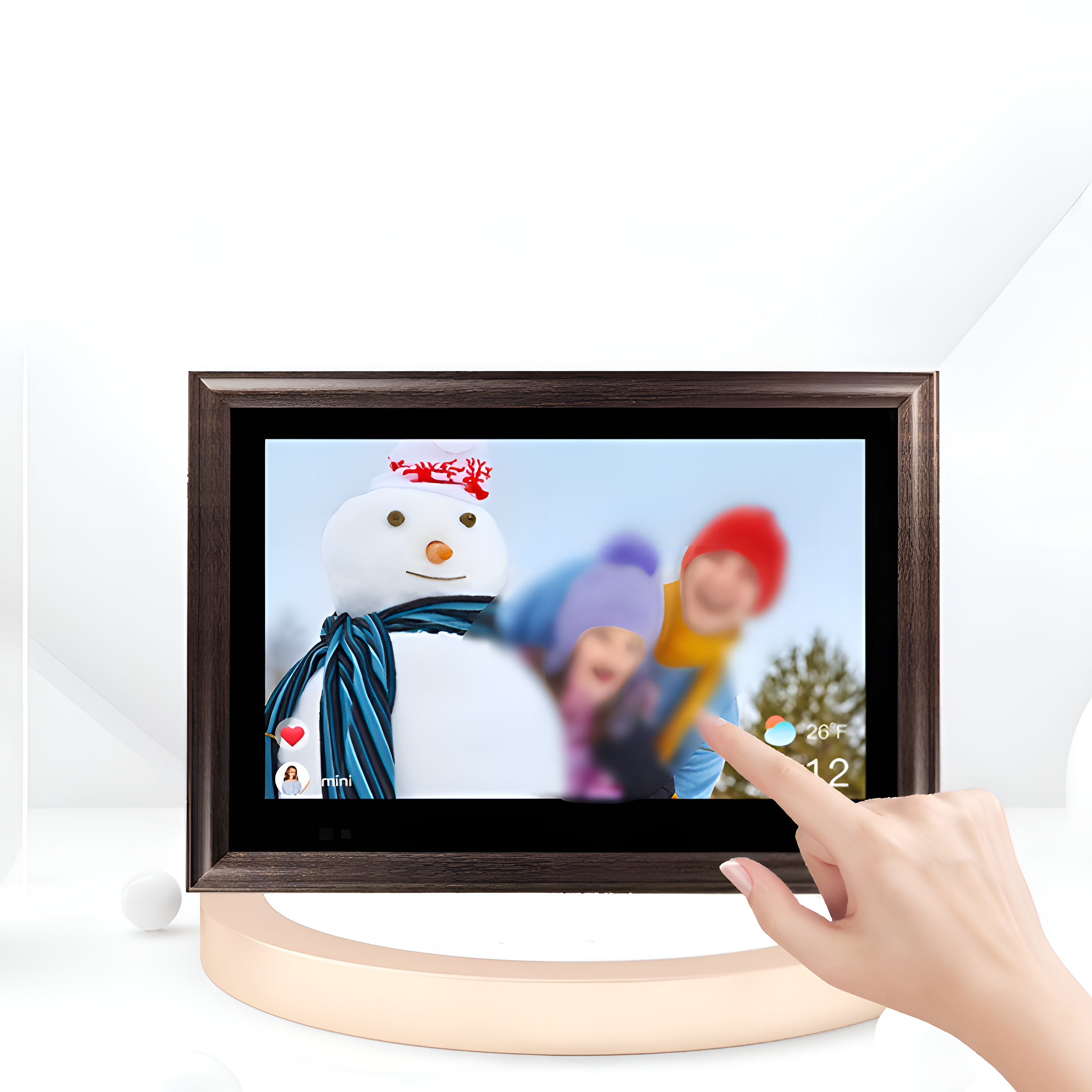 Digitaler Bilderrahmen mit einem Schneemann und Menschen. Eine Hand berührt den Bildschirm.