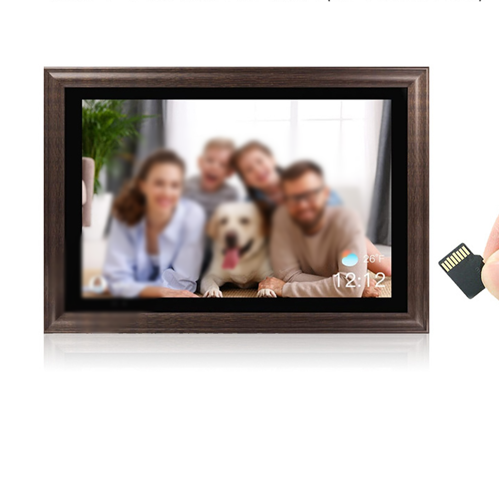 Digitaler Bilderrahmen. Zeigt ein Foto einer Familie mit Hund. SD-Karte in der Nähe.