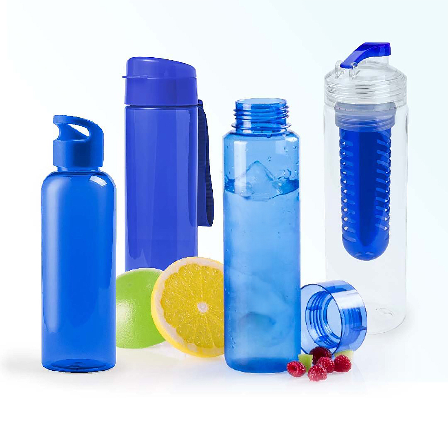 Varias botellas de agua azules y fruta en rodajas sobre un fondo claro. Una botella tiene filtro.