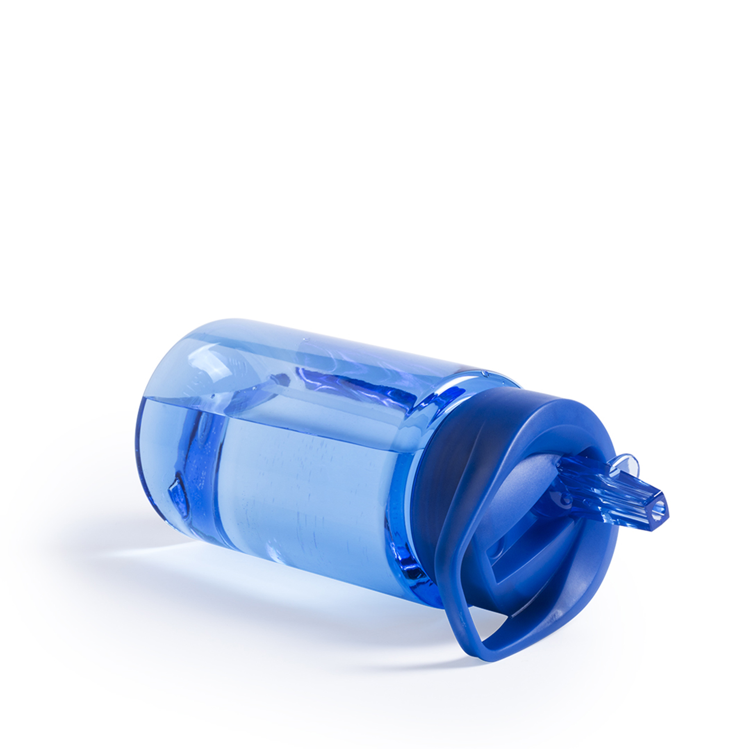 Una bottiglia d'acqua blu con coperchio e manico blu. È sdraiata su un fianco su una superficie bianca.