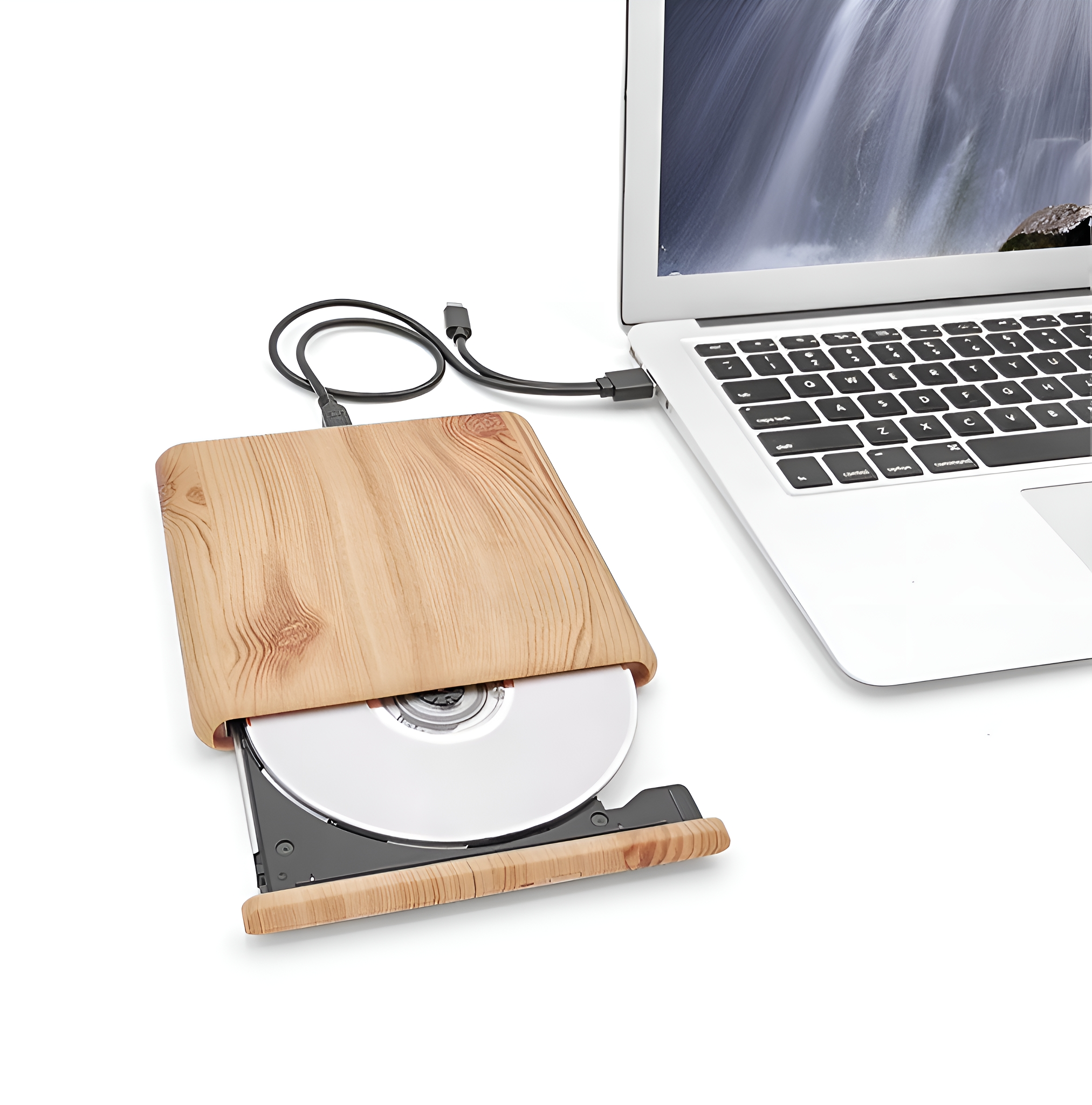 Laptop mit externem CD-Laufwerk aus Holz, mit weißem Hintergrund.