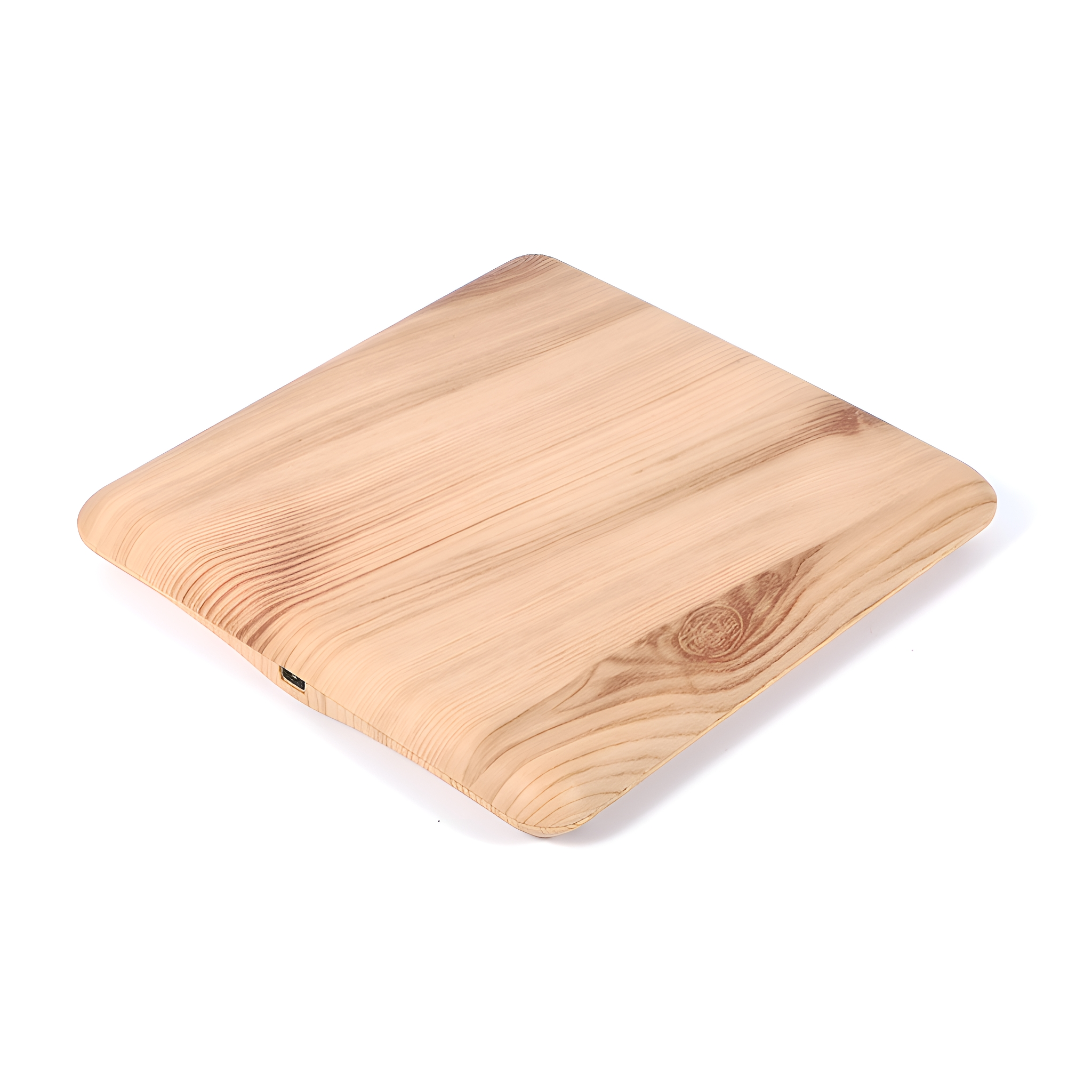 Ein hellbraunes, quadratisches drahtloses Holzladegerät mit USB-Anschluss auf weißem Hintergrund.