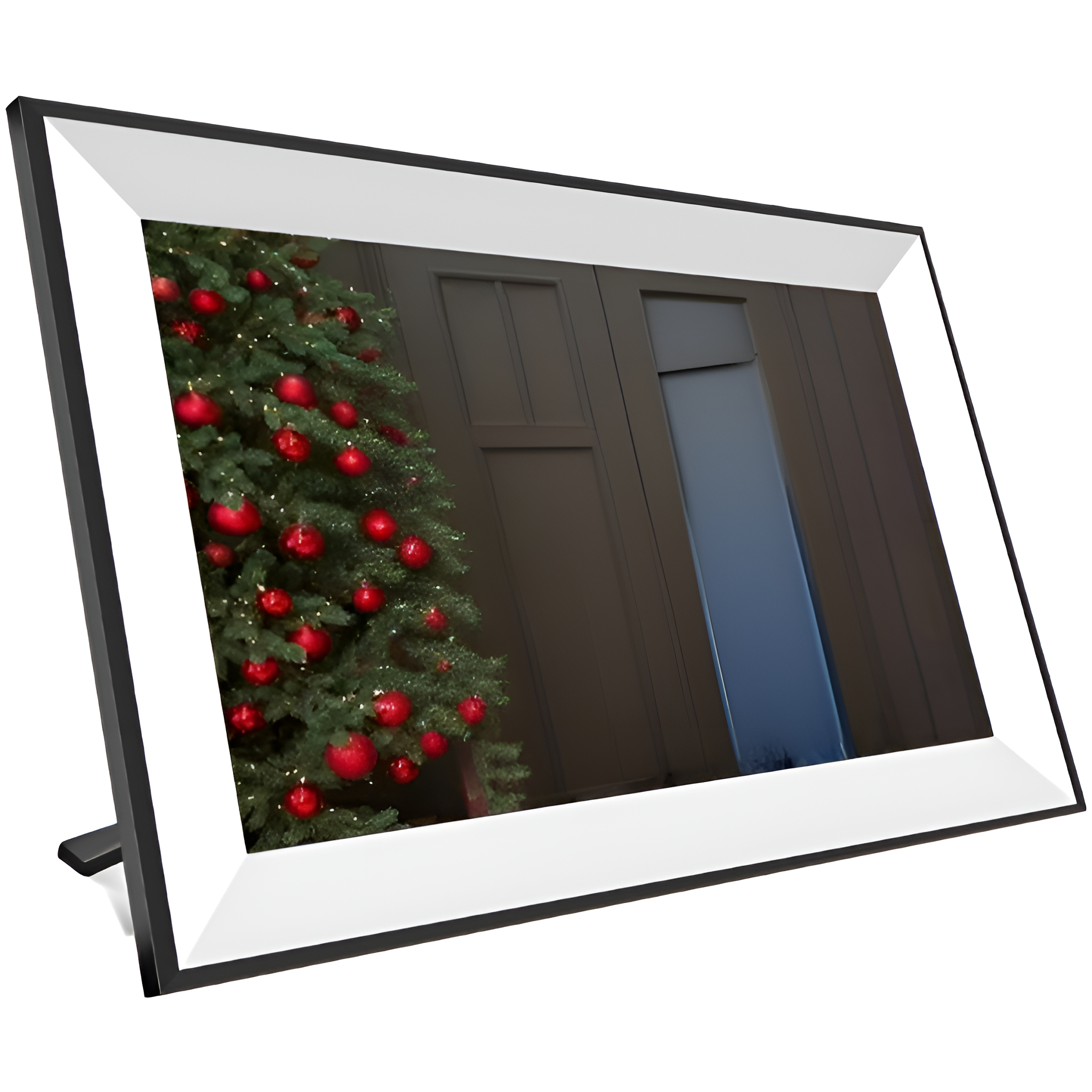 Digitaler Fotorahmen mit Weihnachtsbaum mit roten Ornamenten, dunkle Tür im Hintergrund.