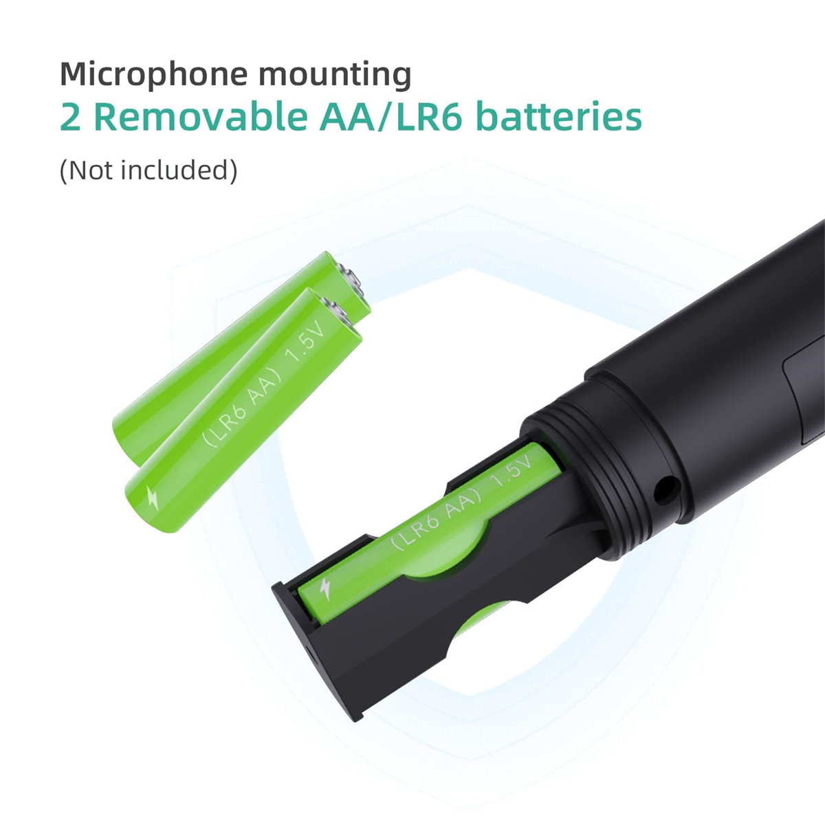 Grüne AA-Batterien, die in ein schwarzes Mikrofon eingesetzt werden.