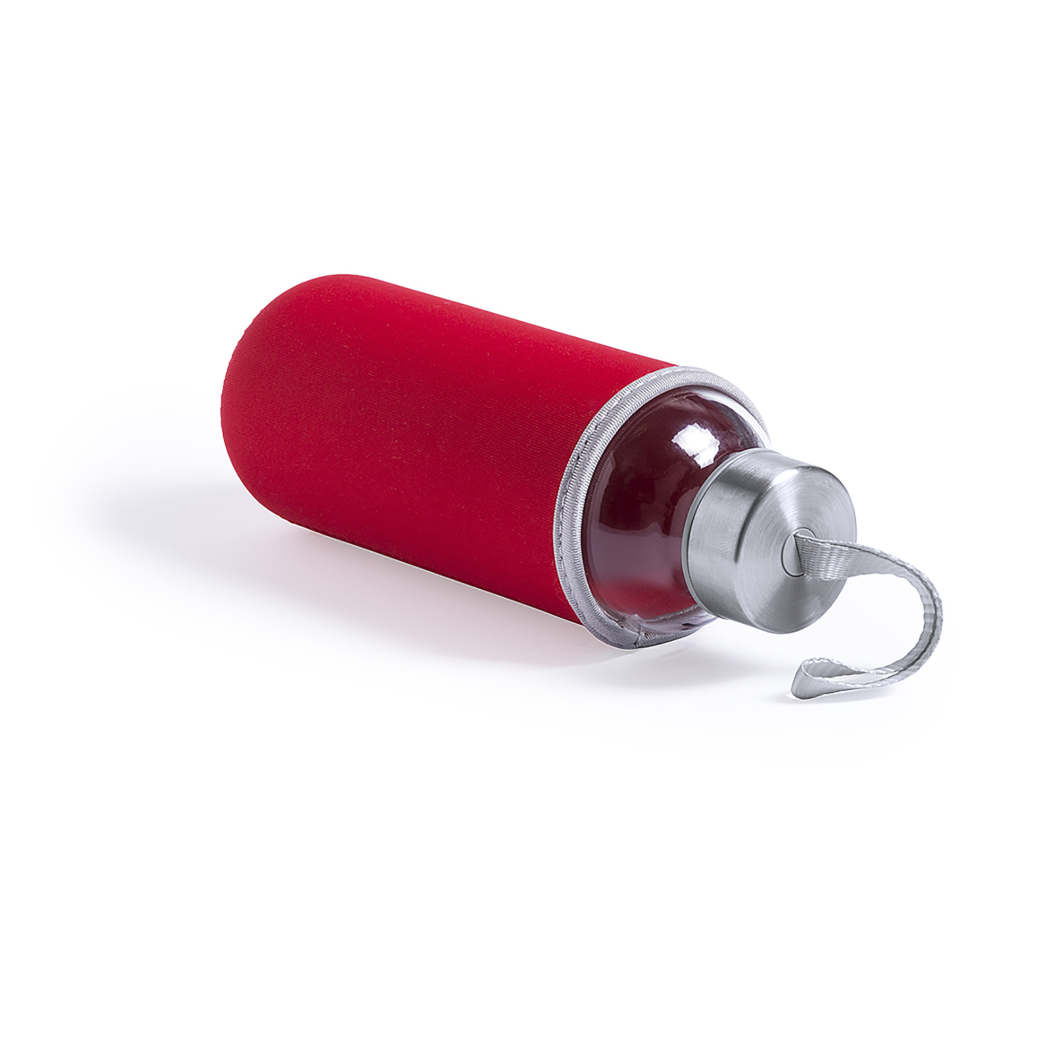 Una botella de agua roja aislada en una funda roja, acostada sobre una superficie blanca.