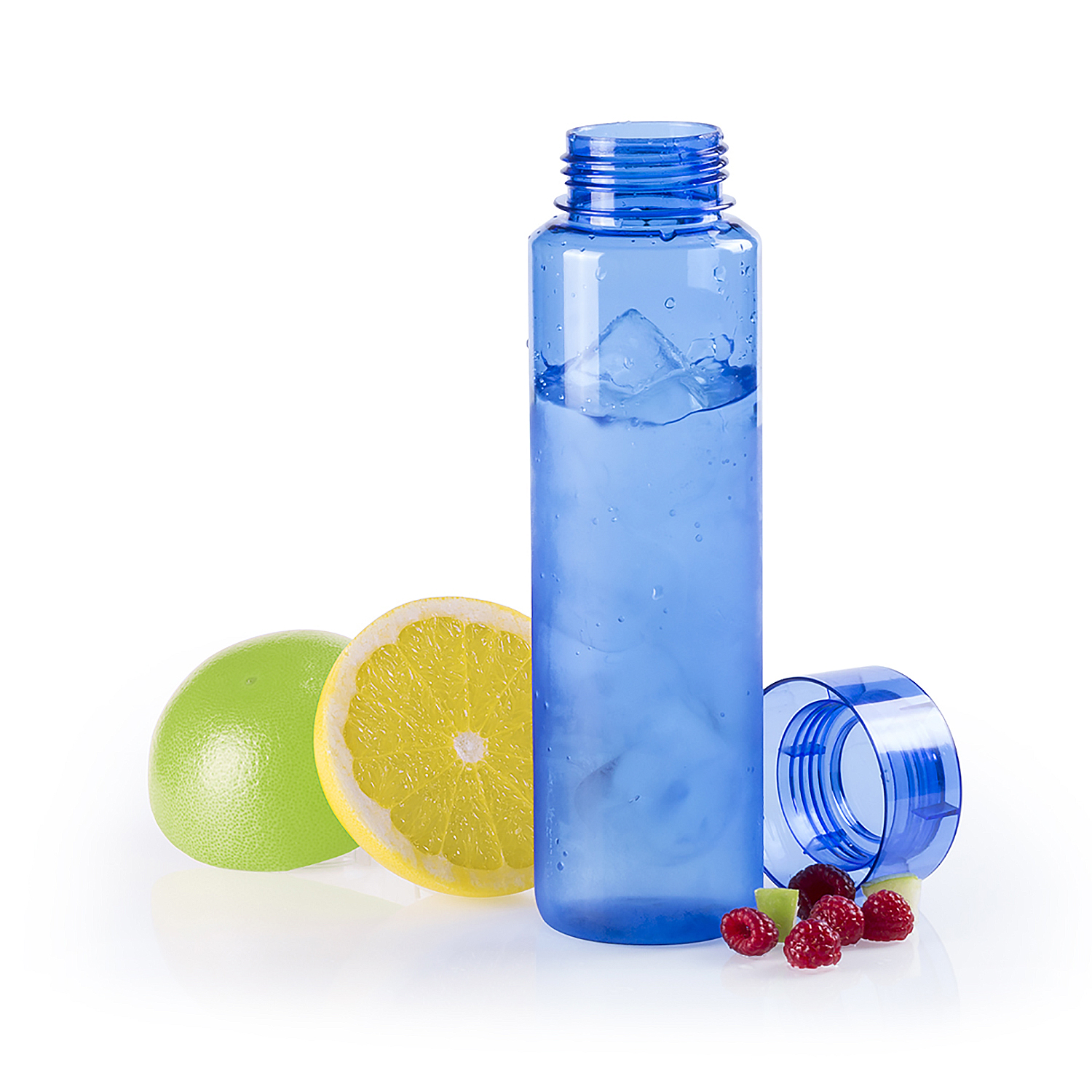 Botella de agua azul con agua y hielo, con limón, lima y frambuesas.