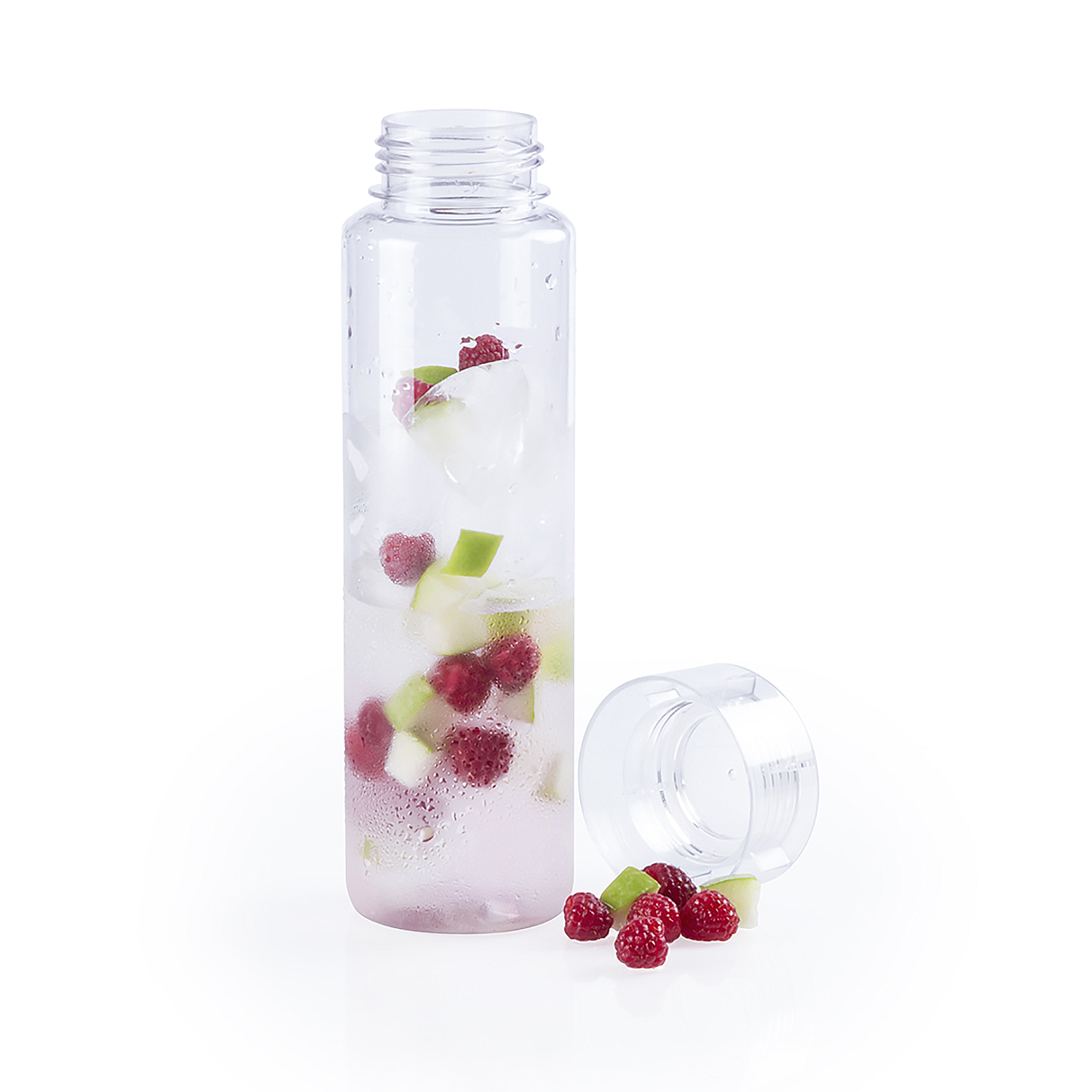 Una botella de agua transparente con frambuesas y rodajas de manzana. Una tapa está al lado.