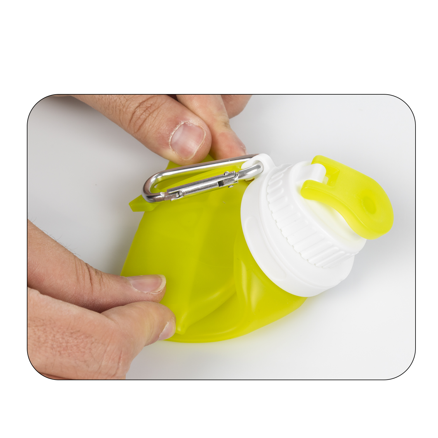 Botella de agua verde plegable con tapa blanca y mosquetón sobre fondo blanco.
