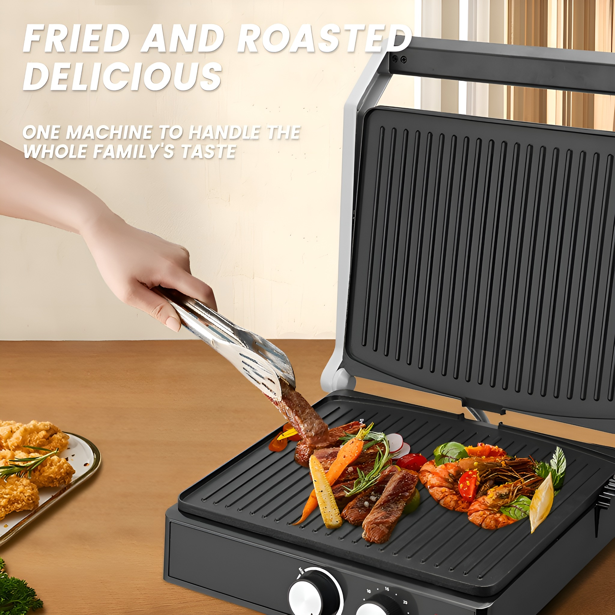 Eine Hand, die mit einer Zange ein Stück Fleisch hält, mit gekochtem Essen auf einem Grill.