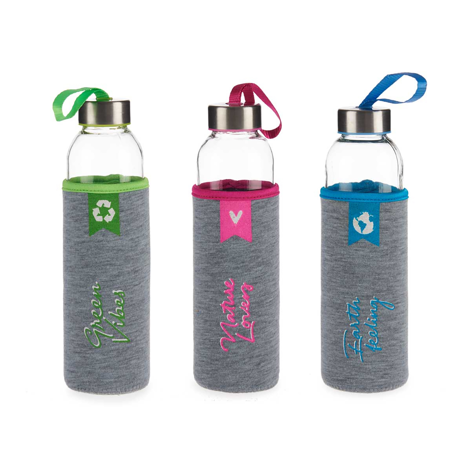 Tre bottiglie d'acqua di vetro con manicotti colorati, verde, rosa e blu.