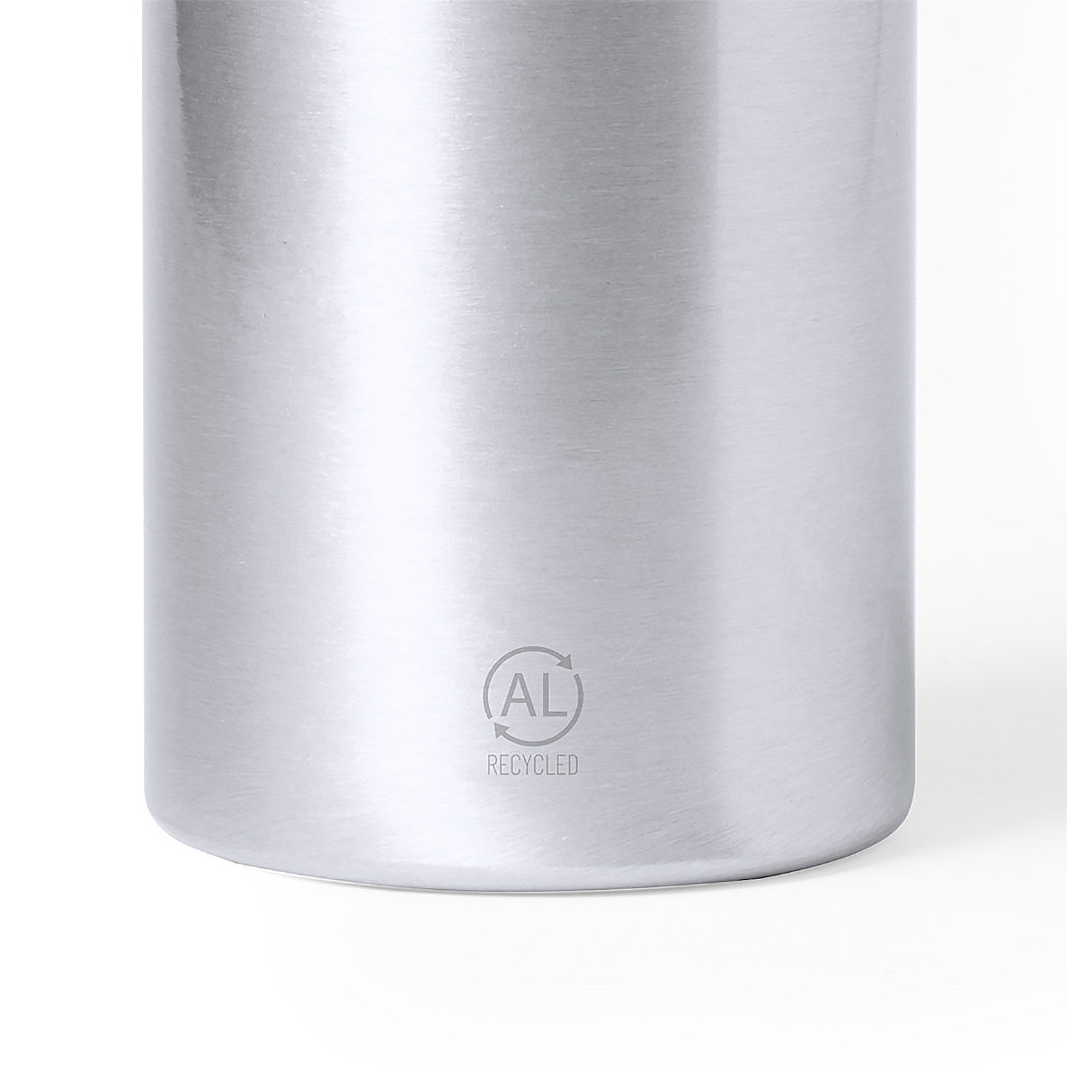 Primer plano de la base de una botella de agua. Tiene un símbolo de reciclaje y el texto 'AL RECYCLED'.
