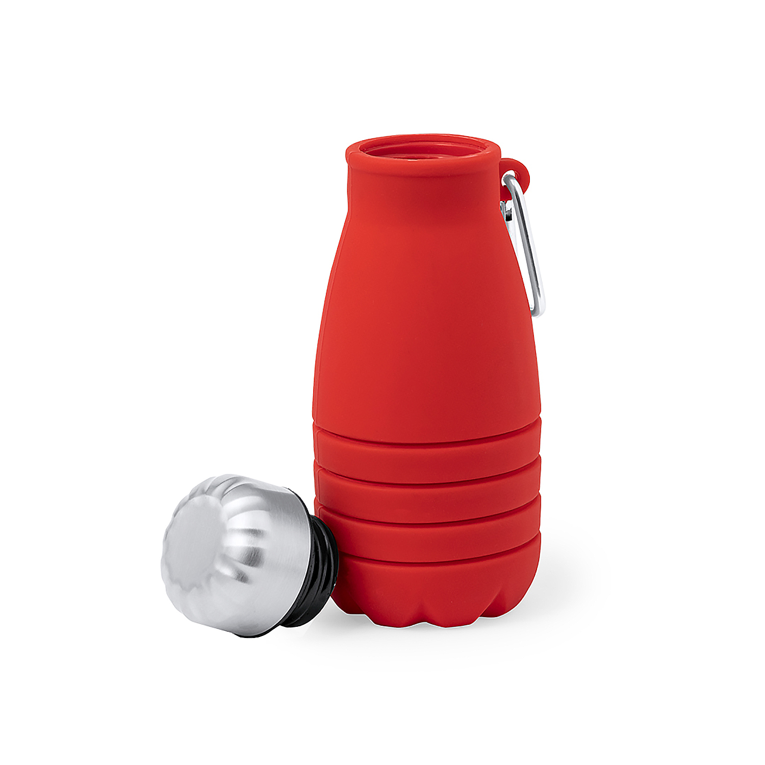 Una botella de agua roja plegable con tapa plateada y base negra, sin tapa, sobre fondo blanco.