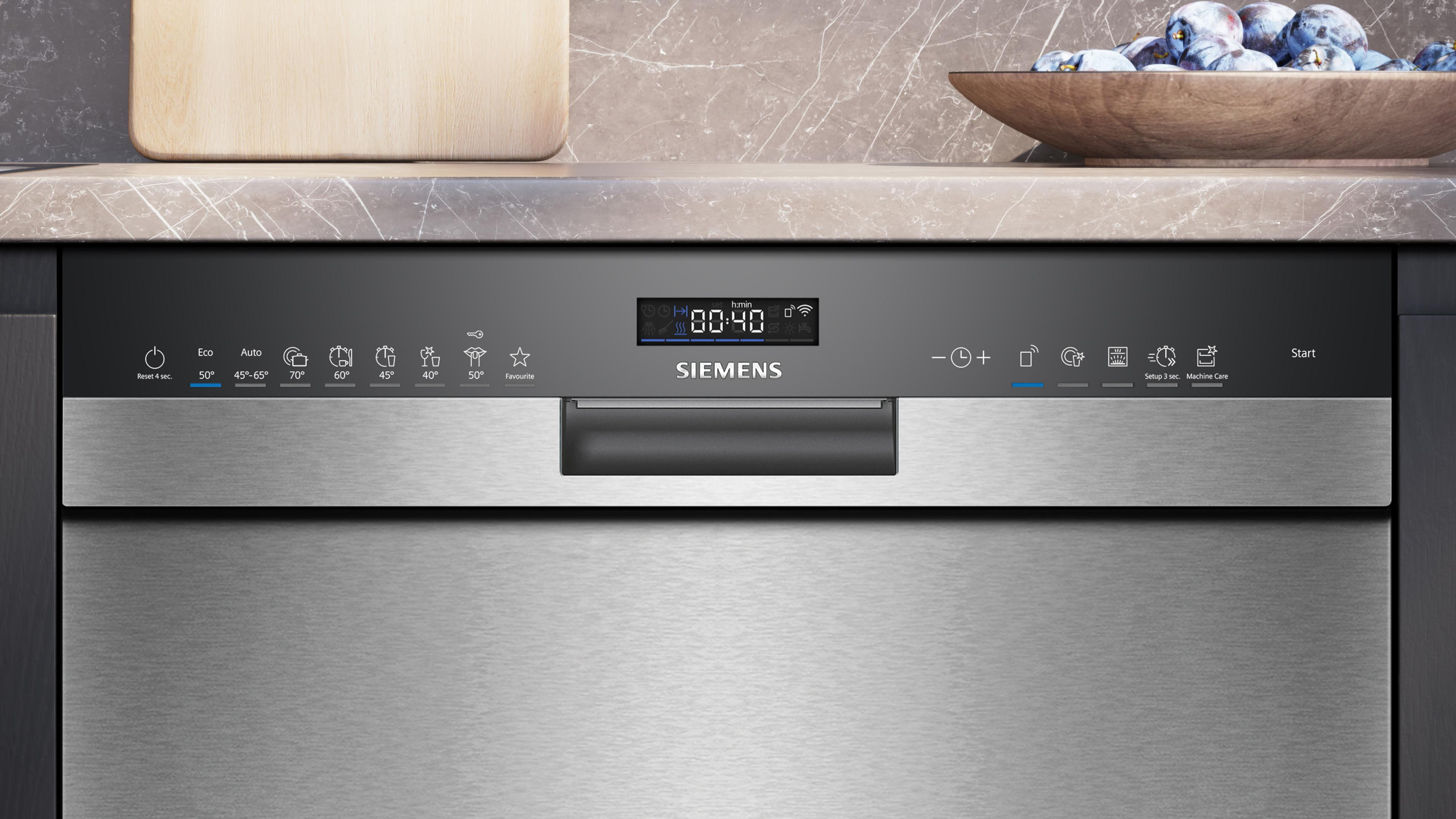 Zbliżenie panelu sterowania zmywarki ze stali nierdzewnej z różnymi przyciskami i wyświetlaczem cyfrowym.