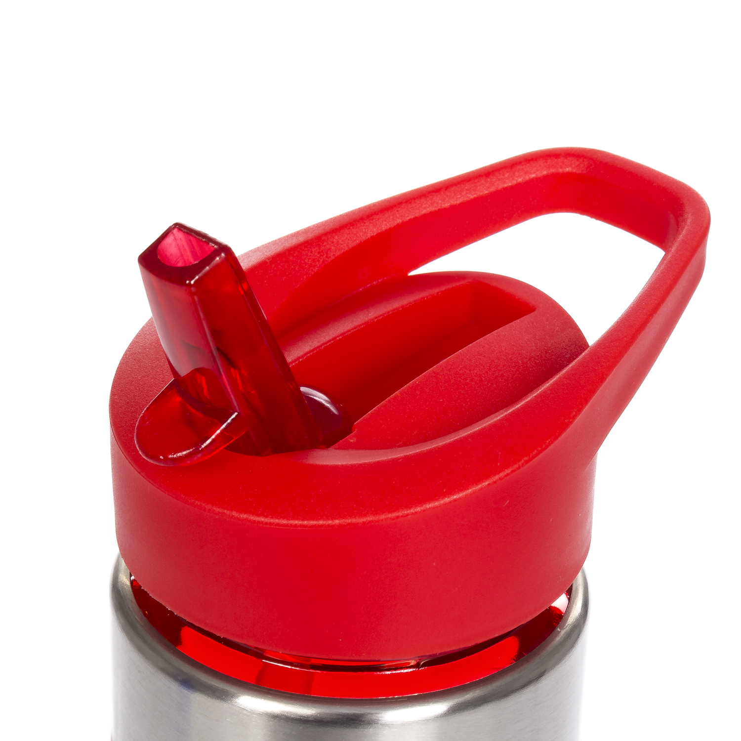 Primer plano de una tapa de botella de agua roja con una boquilla roja. Fondo blanco.