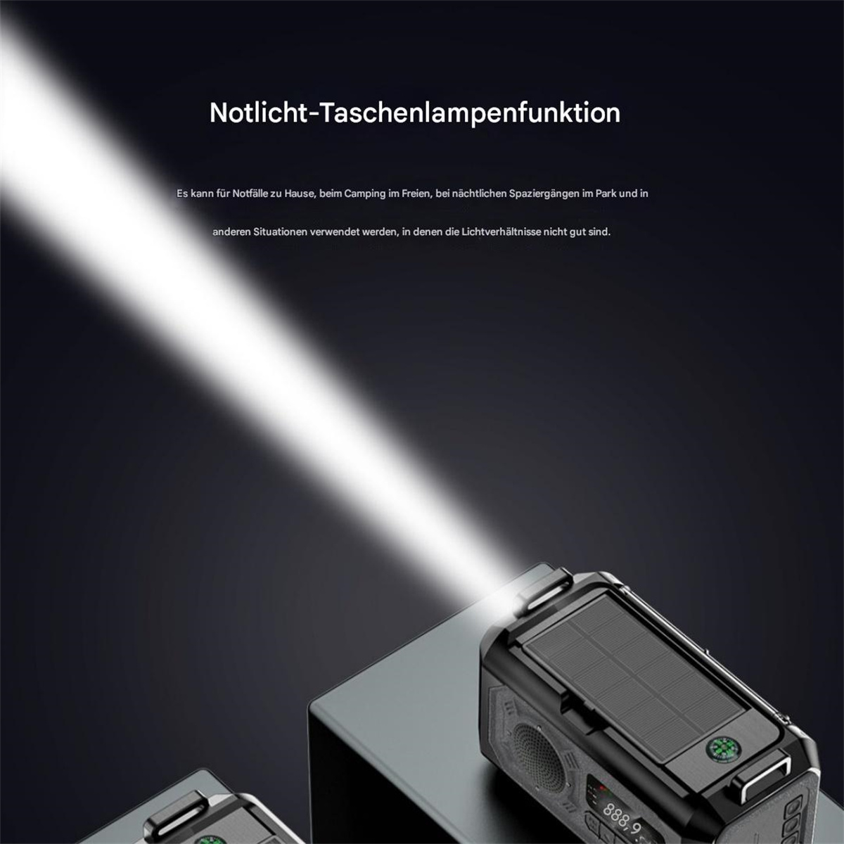Eine Taschenlampe strahlt einen hellen Lichtstrahl aus. Ein schwarzes Gerät mit Solarpanel liegt auf einer Oberfläche.