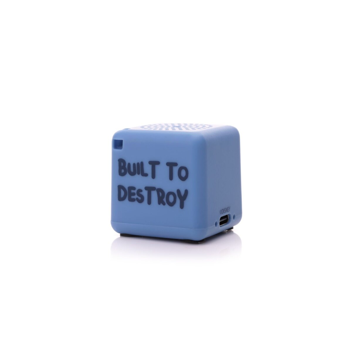 Blaues, würfelförmiges Lautsprecher mit weißem Text: BUILT TO DESTROY. Isoliert auf Weiß.