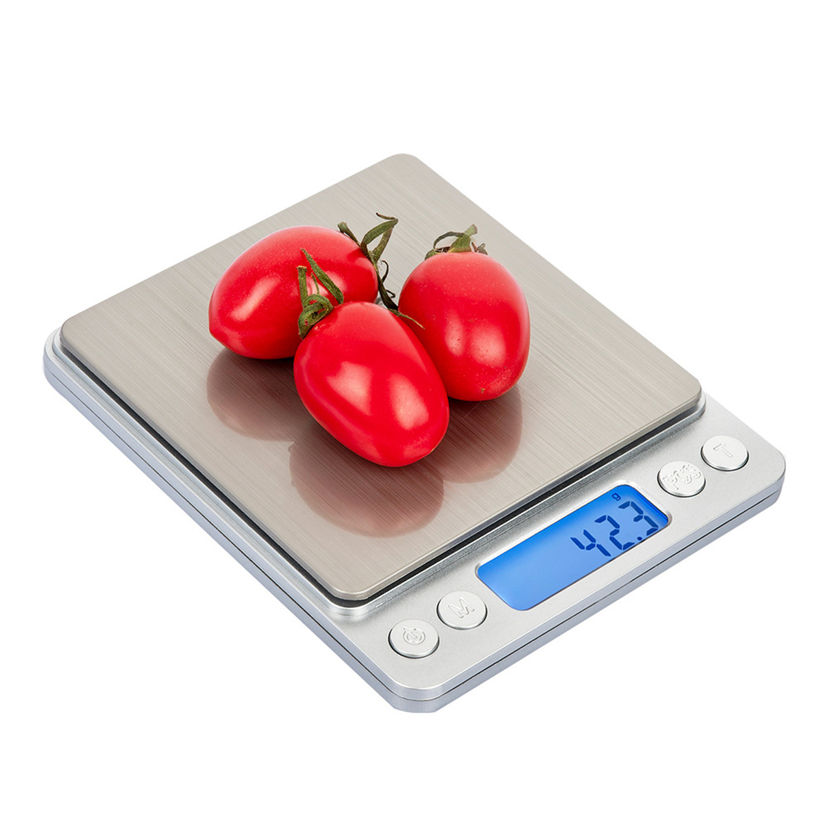 Eine Waage mit Tomaten. Die Waage zeigt 423 Gramm. Weißer Hintergrund.