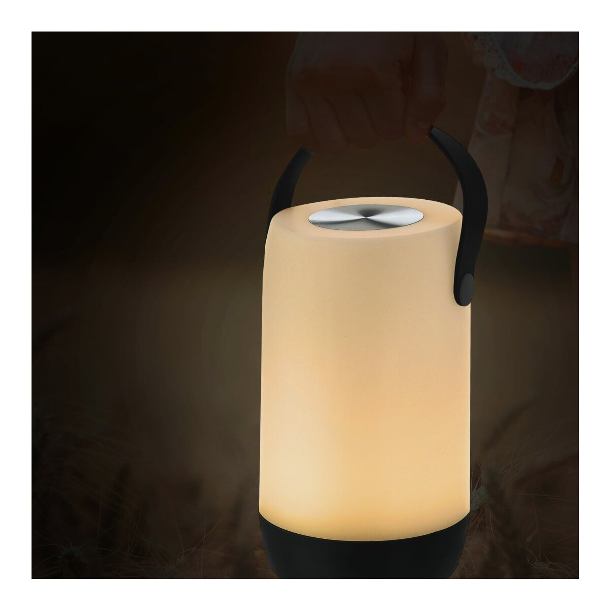 Eine zylindrische Lampe mit Griff. Sie ist von innen beleuchtet, mit dunklem Hintergrund.
