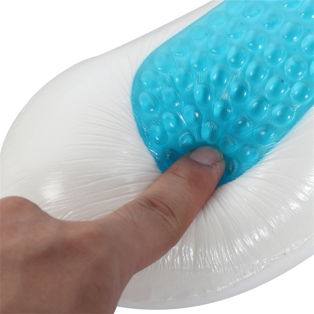 Eine Hand drückt ein kühlendes Gelkissen. Das Kissen ist weiß mit einem blauen Gelabschnitt.
