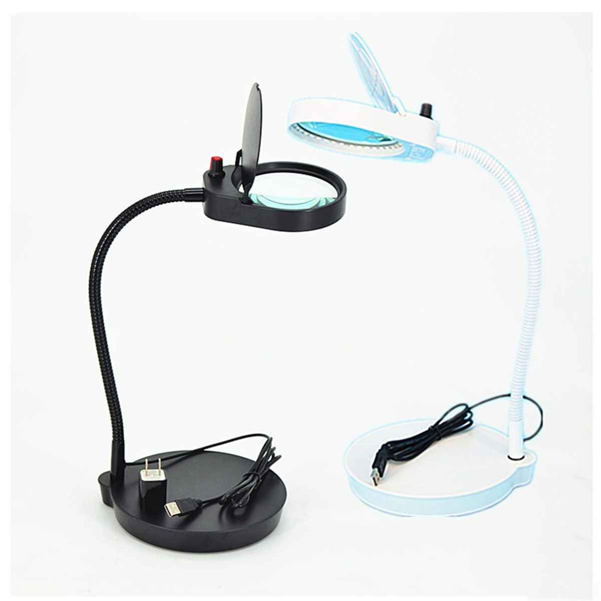 Zwei Lupenlampen, eine schwarze und eine blaue, auf weißem Hintergrund.