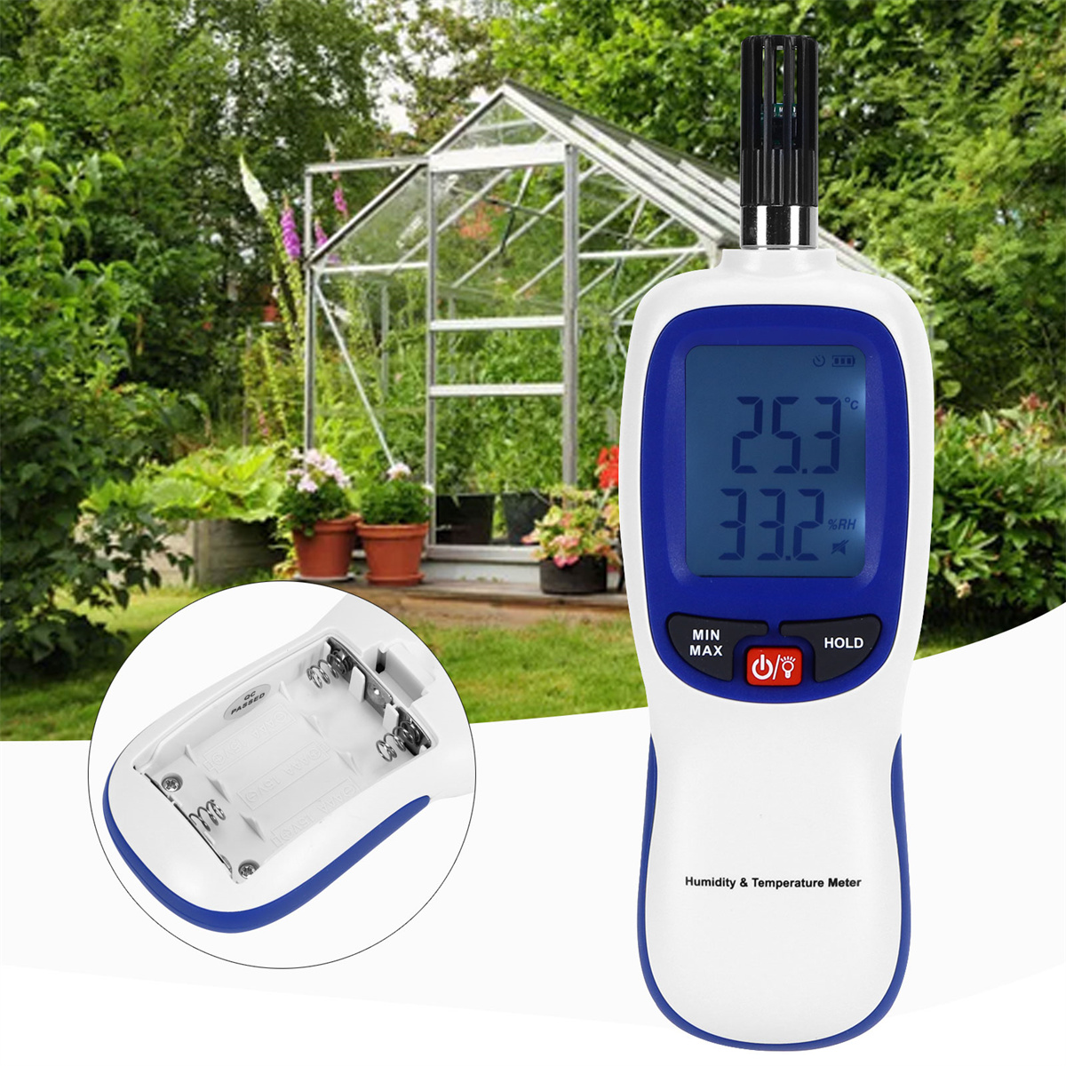 Ein Temperatur- und Feuchtigkeitsmessgerät, im Hintergrund ein Gewächshaus. Eine abgetrennte Batterieabdeckung befindet sich im Vordergrund.