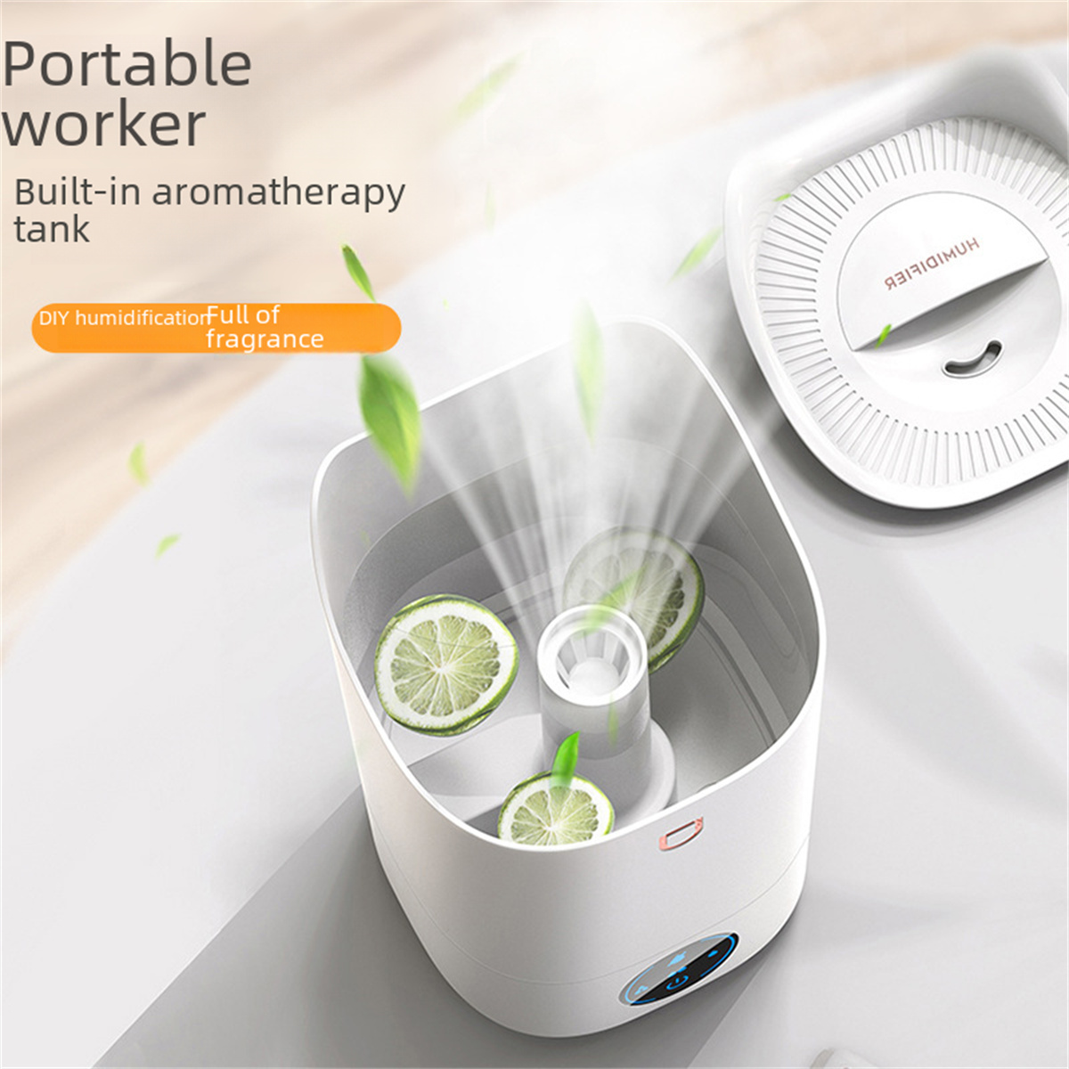 Weißer Aroma-Diffusor mit Limettenscheiben. Grüne Blätter und Wasserdampf vorhanden. Weiße Oberfläche.