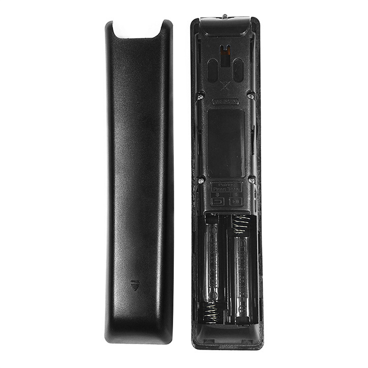 Die Rückseite einer schwarzen TV-Fernbedienung. Die Rückseite ist geöffnet und zeigt das Batteriefach.