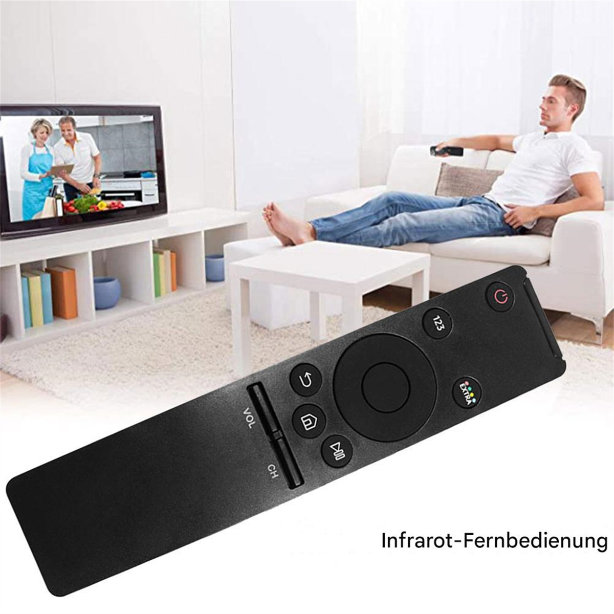 Mann benutzt eine schwarze Fernbedienung. TV zeigt ein kochendes Paar. Weißes Sofa und Tisch.