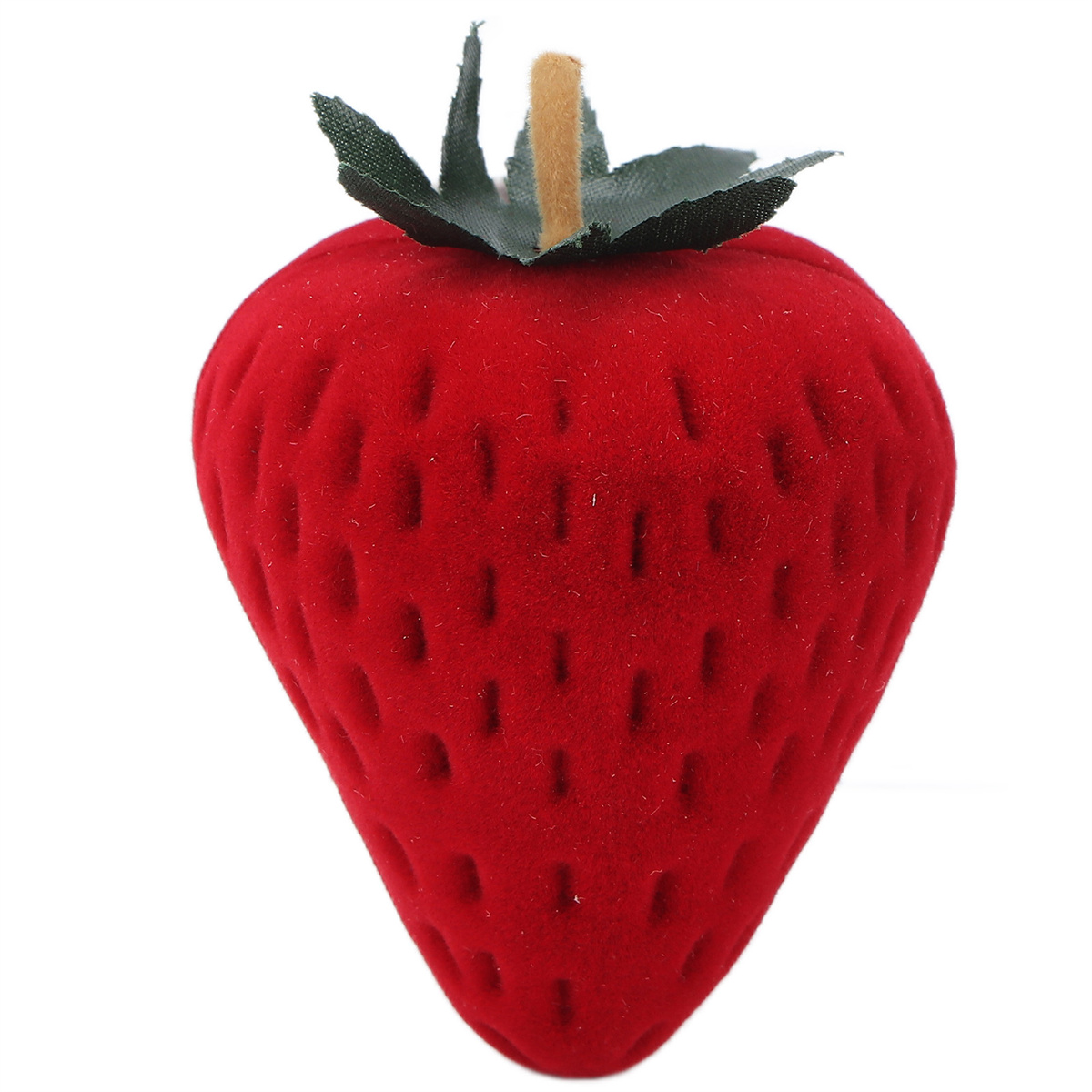 Rote erdbeerförmige Schachtel mit grünen Blättern, weißer Hintergrund.