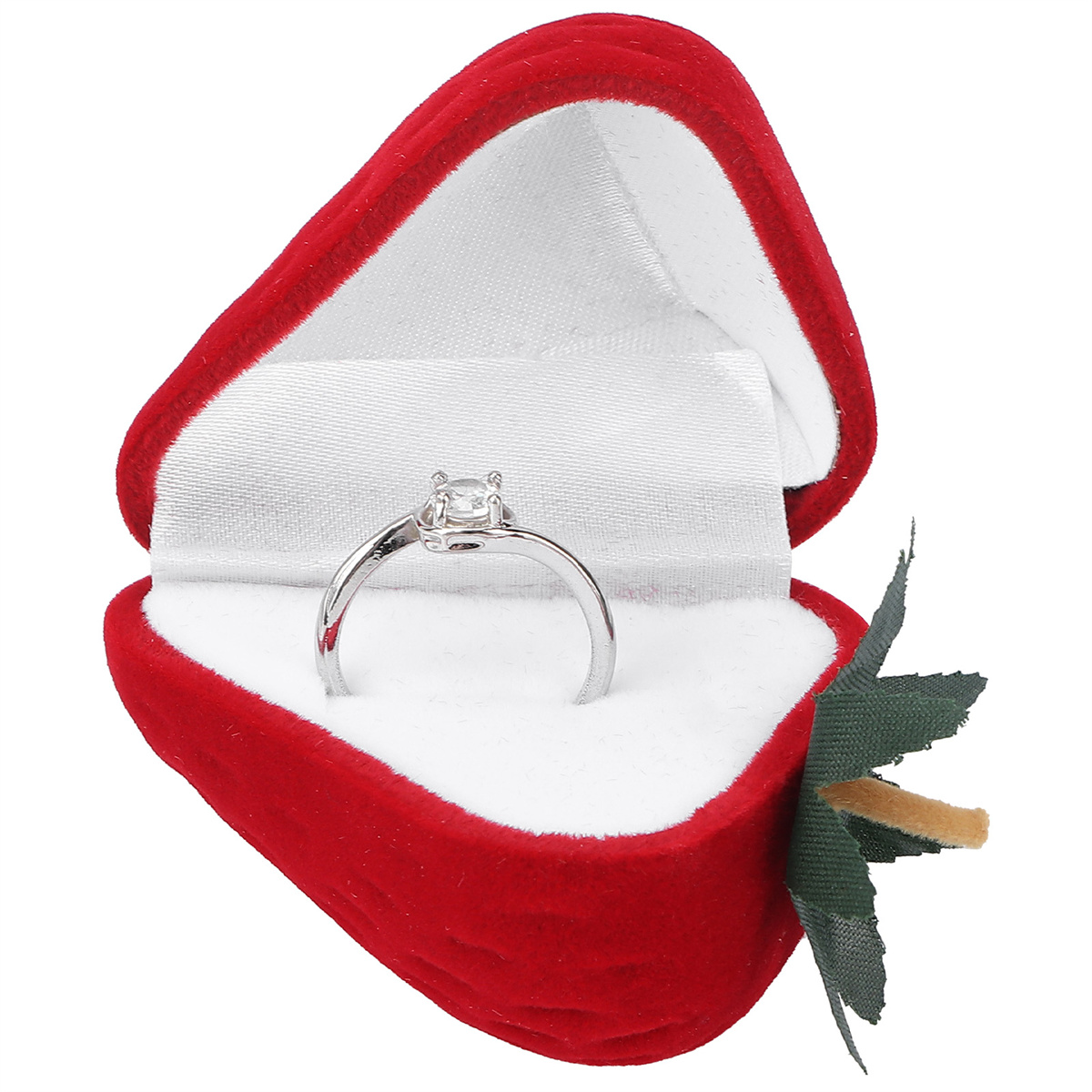 Ein Ring in einer erdbeerförmigen roten Schachtel.