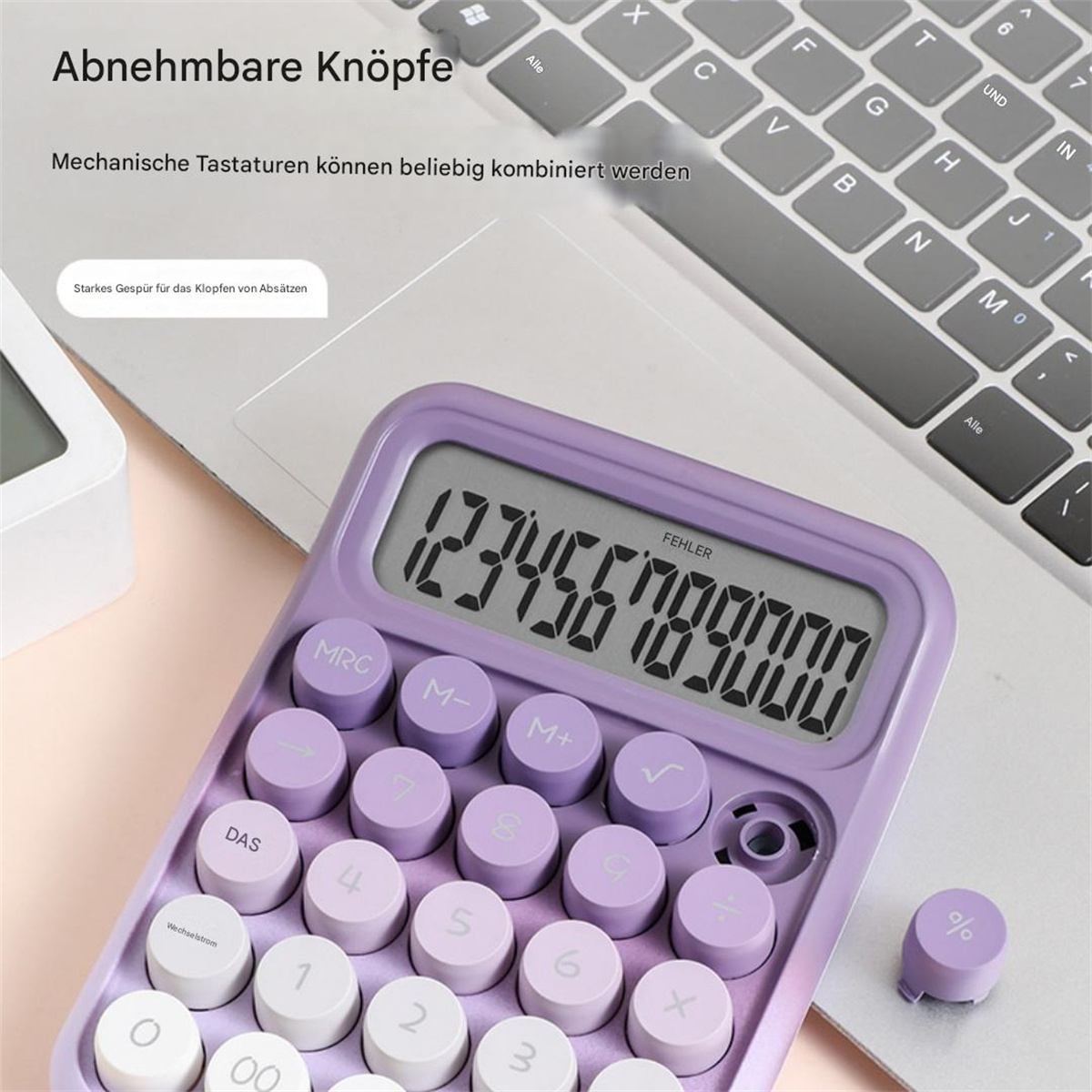 Ein lila Rechner mit runden Tasten und einem schwarzen Display. Text auf Deutsch ist sichtbar.