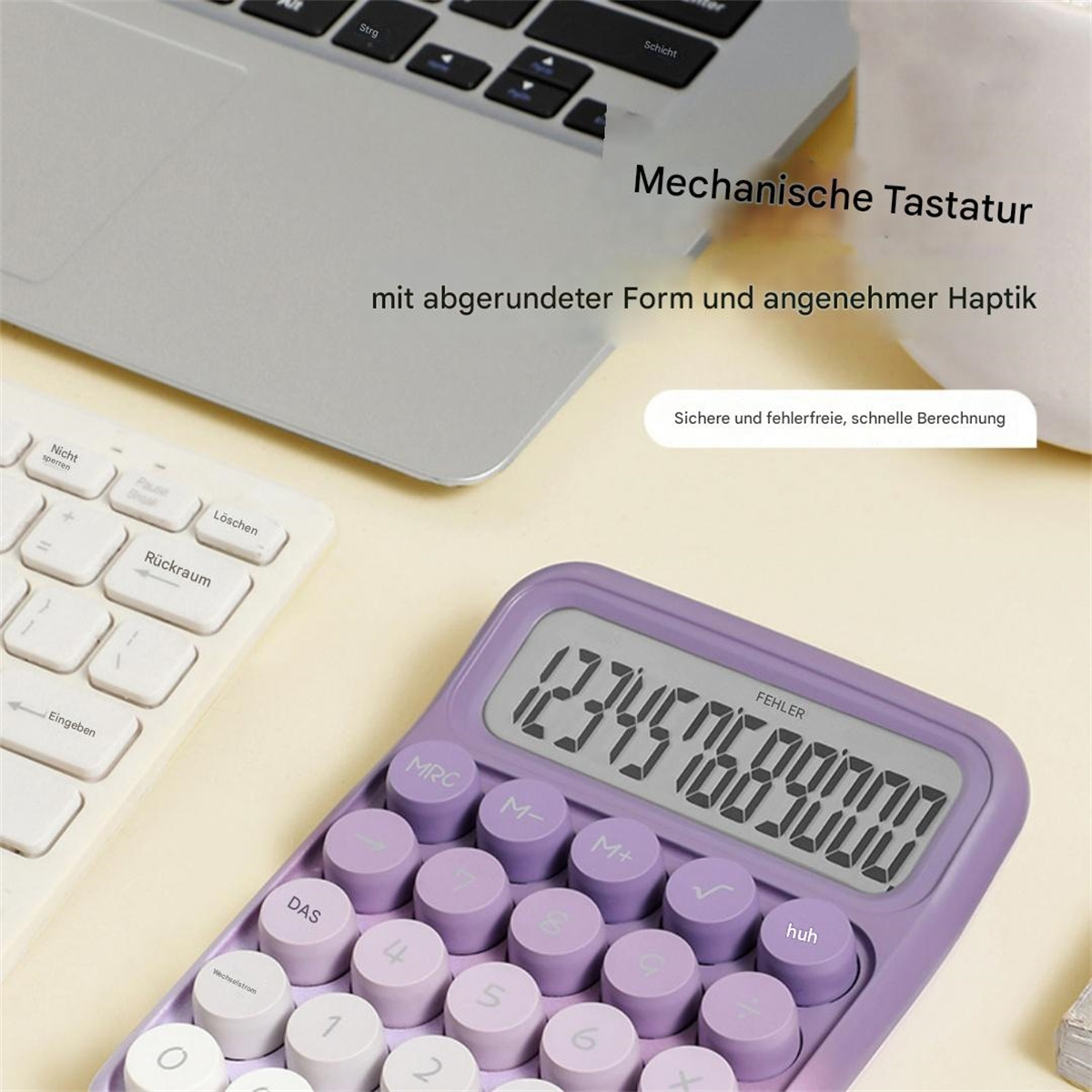 Lila Taschenrechner mit runden Tasten und Laptop-Tastatur im Hintergrund.