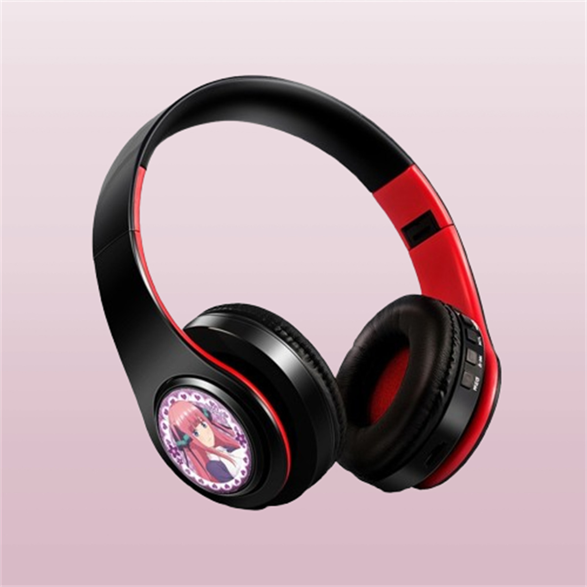 Schwarze und rote Kopfhörer mit Anime-Girl-Bild. Rosa Hintergrund.