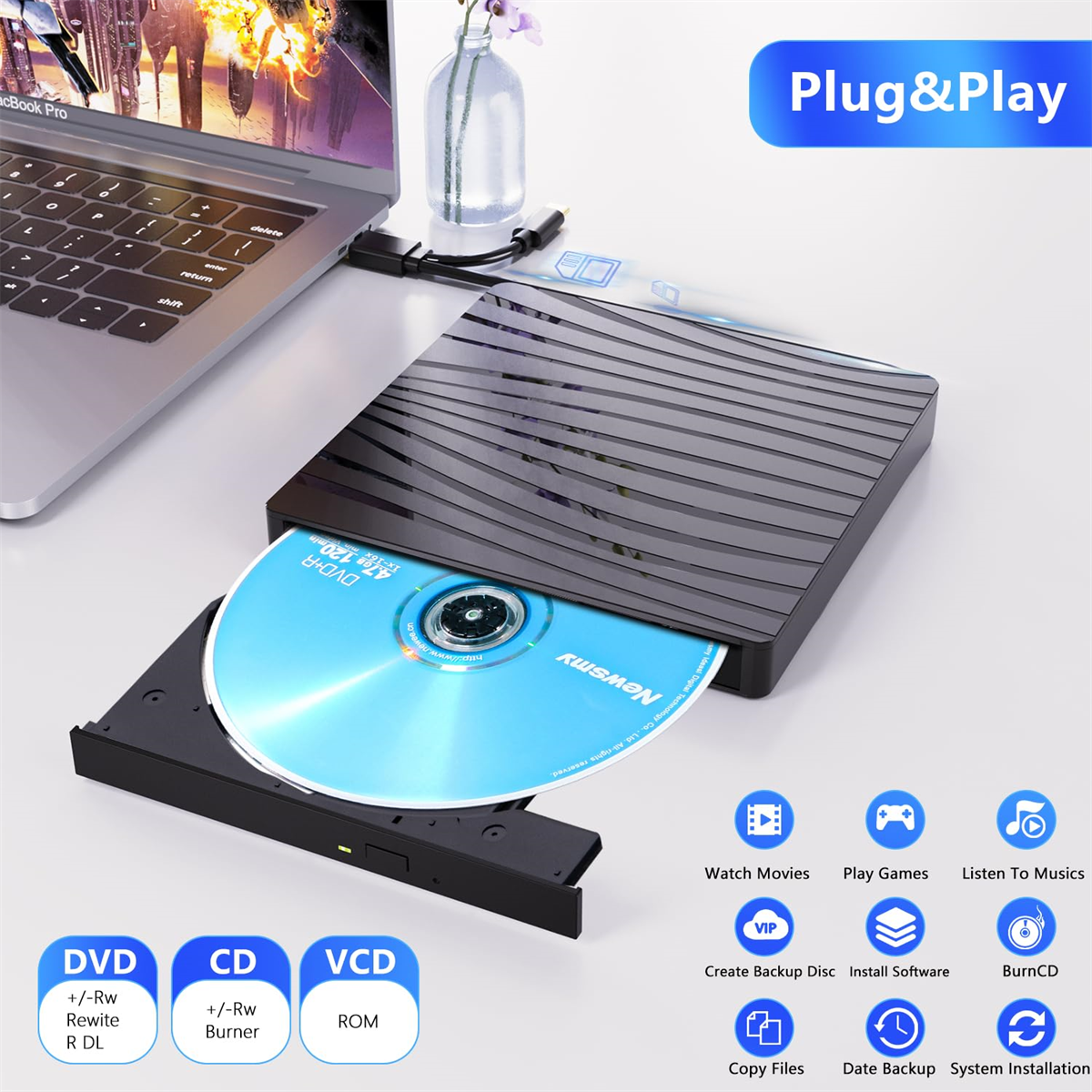 Ein DVD-RW-Laufwerk mit einer blauen Disc darin, neben einem Laptop auf weißem Hintergrund.
