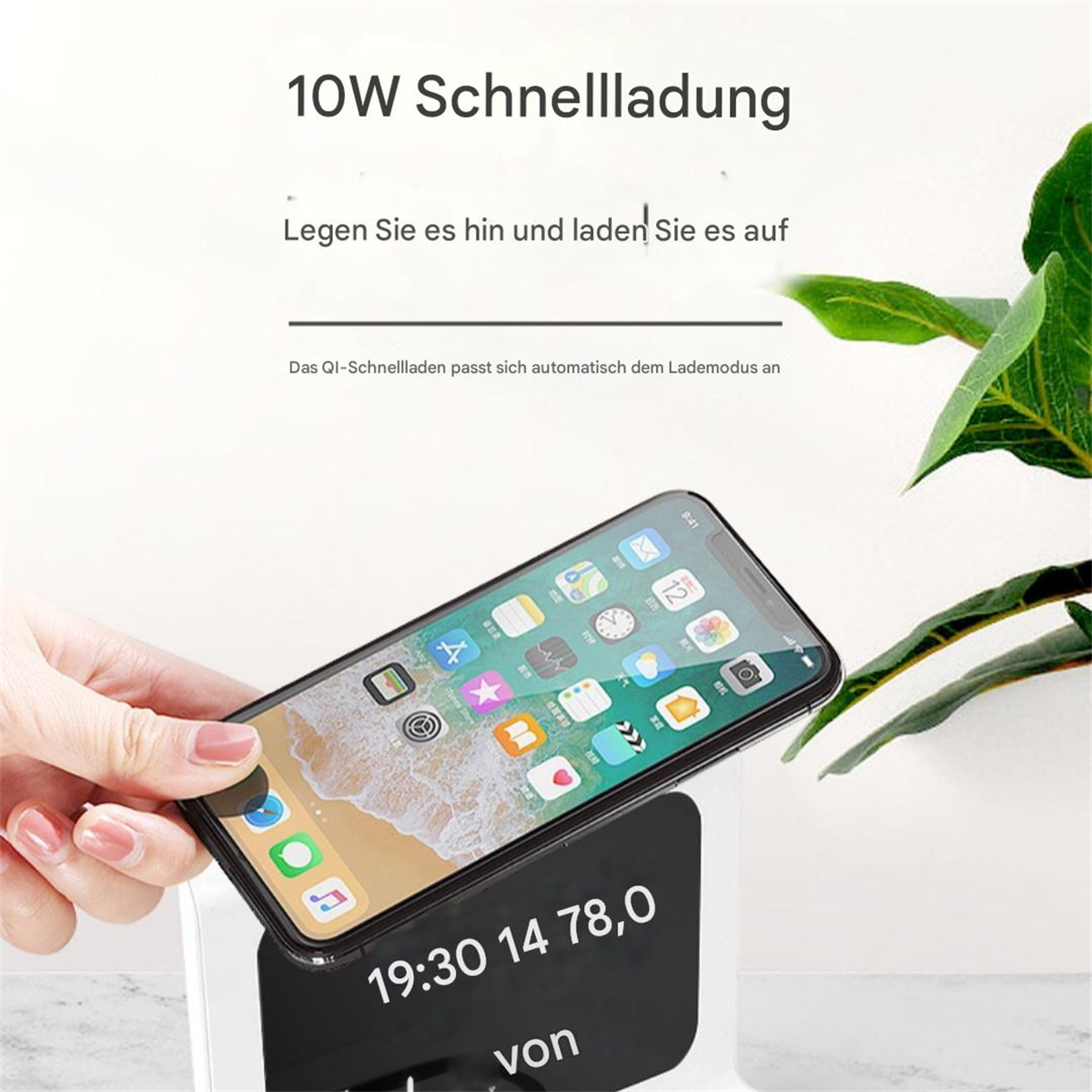 Ein Telefon auf einem kabellosen Ladegerät. Eine Hand legt das Telefon darauf ab. Text ist sichtbar.