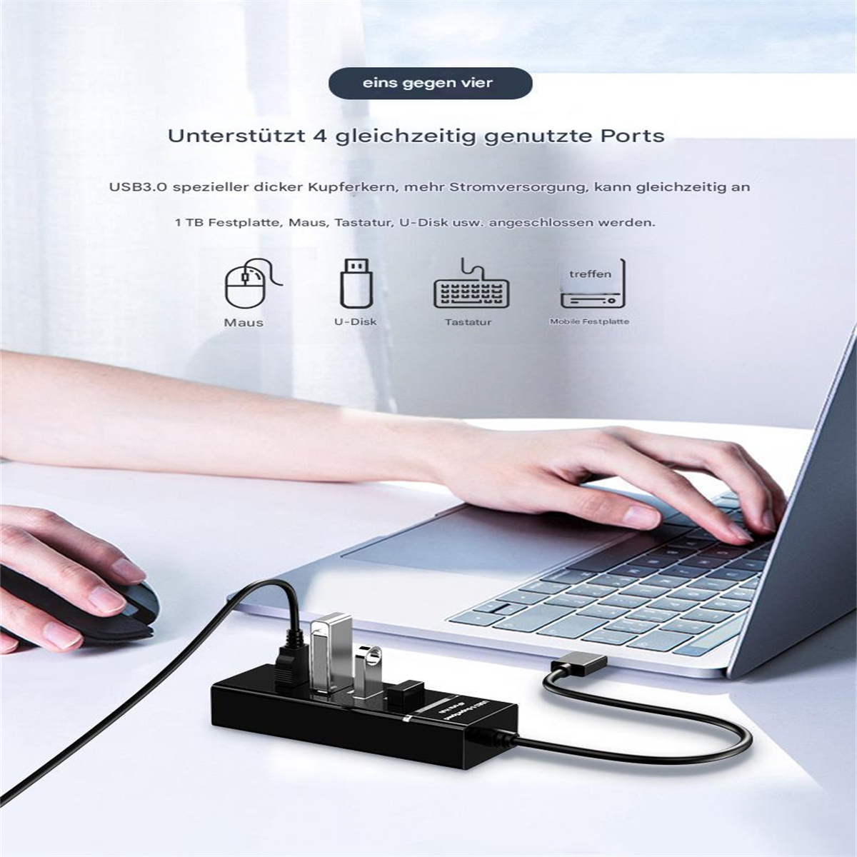 Person verwendet USB-Hub zum Anschließen von Geräten. Schwarzer Hub mit USB-Anschlüssen.