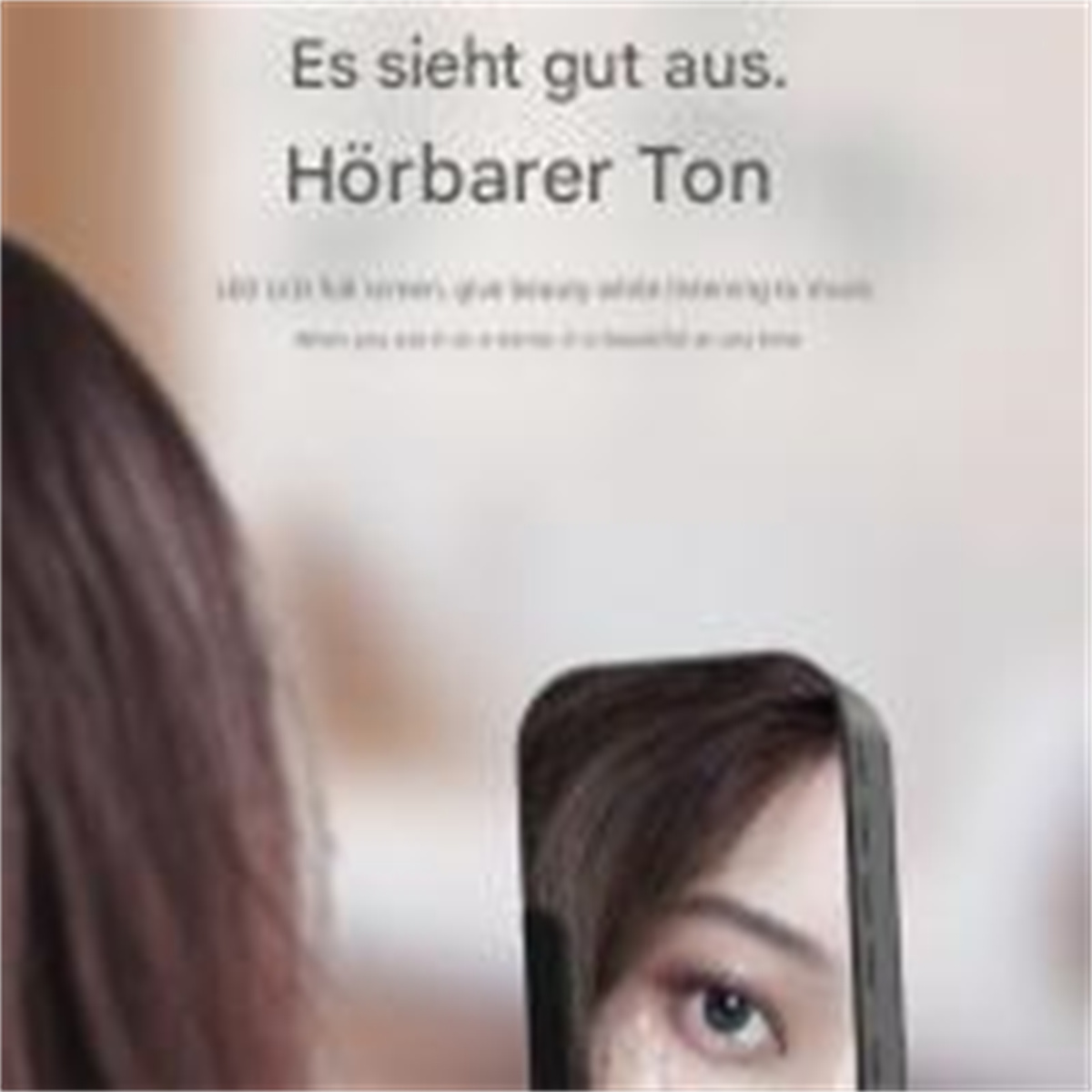 Frau betrachtet ihr Spiegelbild auf einem Telefonbildschirm. Das Telefon ist schwarz. Text auf Deutsch ist sichtbar.