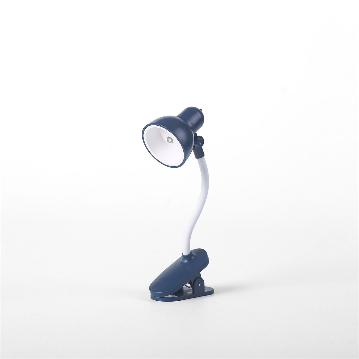 Kleine blaue Schreibtischlampe mit flexiblem Hals und Clip. Isoliert auf weißem Hintergrund.