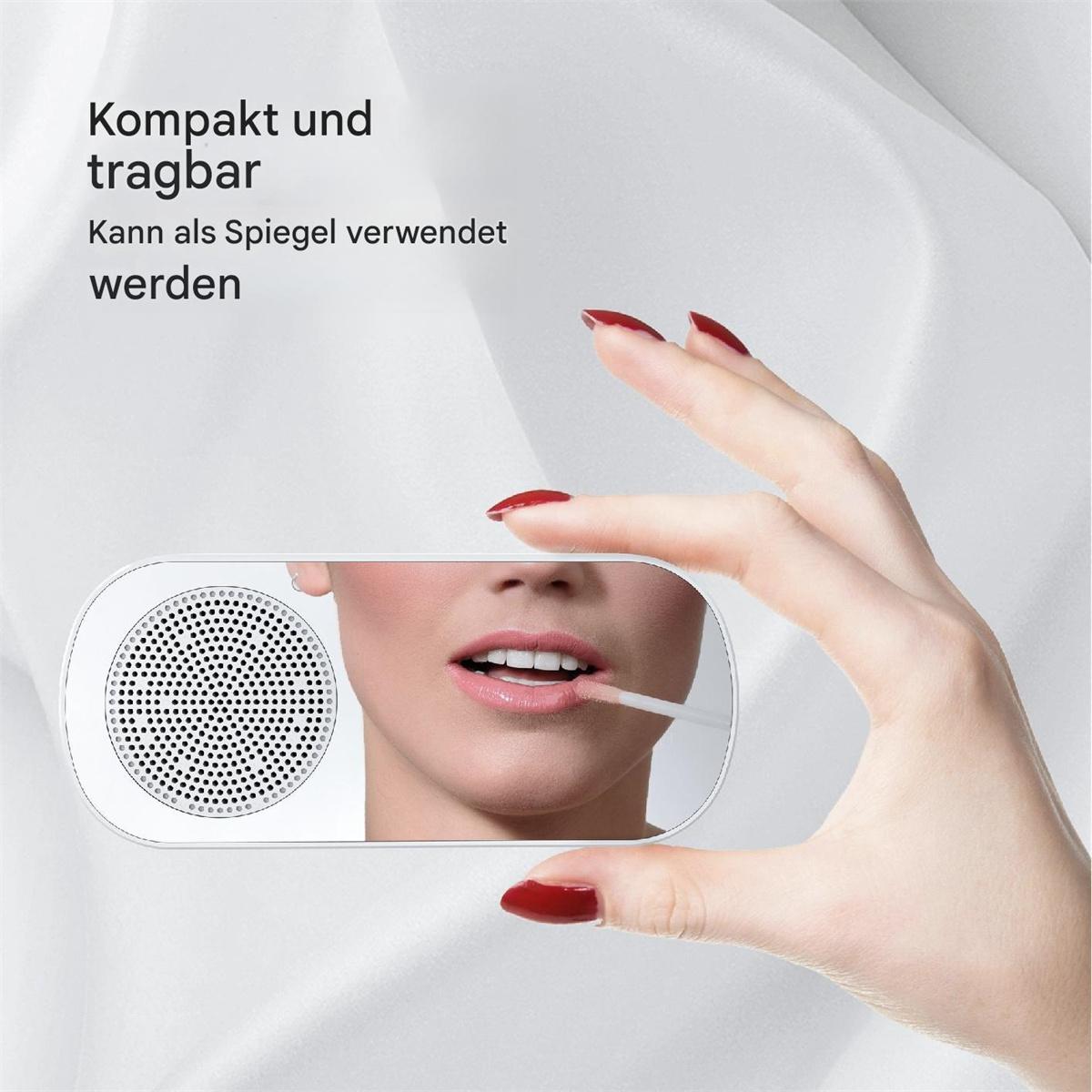 Eine Frau hält einen weißen, ovalen Spiegel. Ihre roten Nägel sind sichtbar.