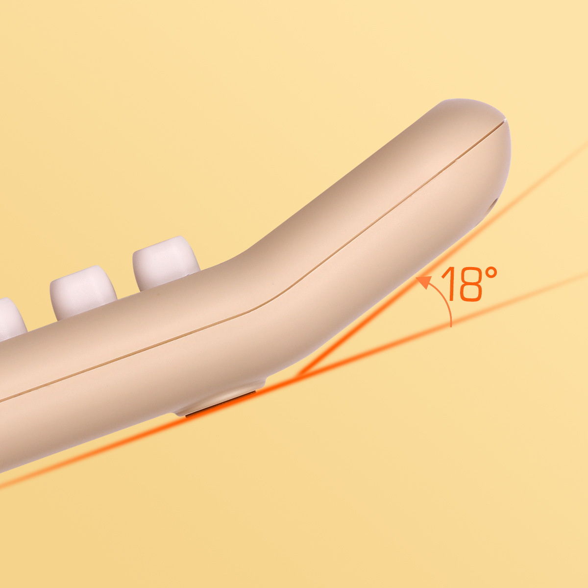 Nahaufnahme einer beigen Tastatur mit einem Winkel von 18 Grad.
