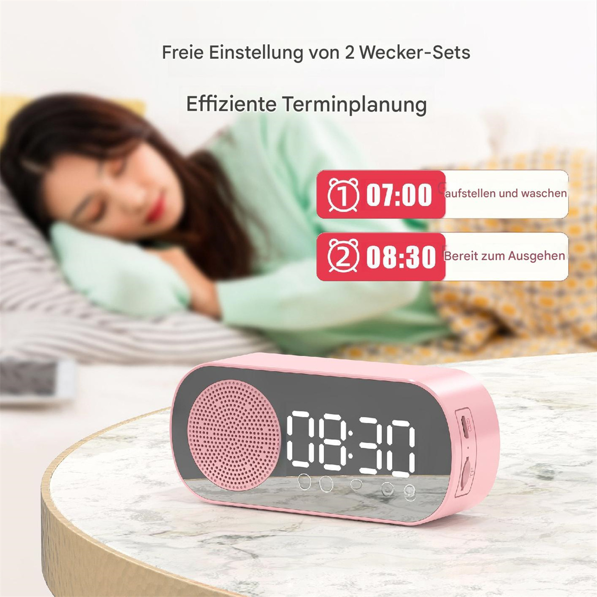 Ein rosa digitaler Wecker auf einer Marmoroberfläche. Im Hintergrund schläft eine Frau.