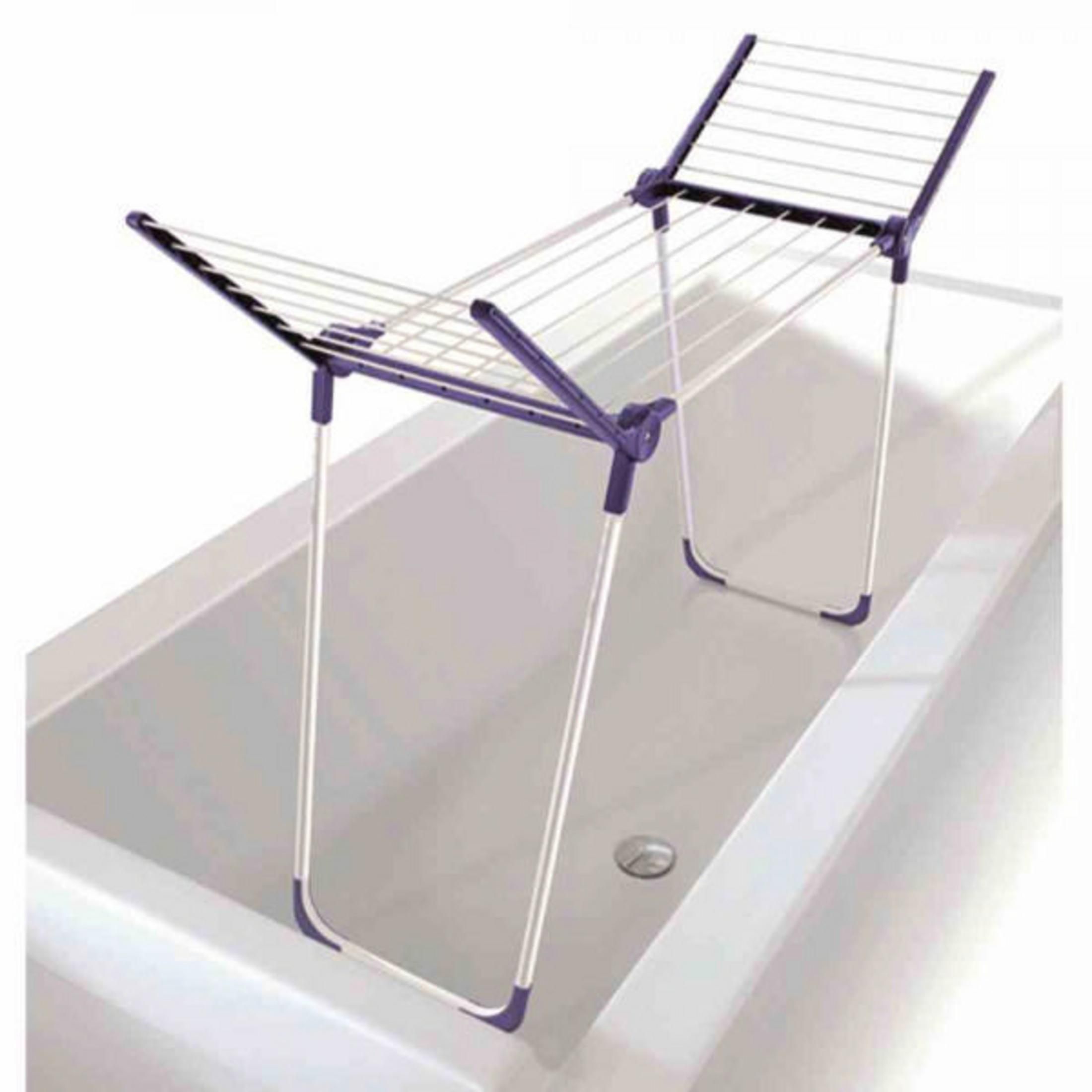 Biała suszarka do ubrań nad białą wanną. Stojak jest otwarty i gotowy do użycia.