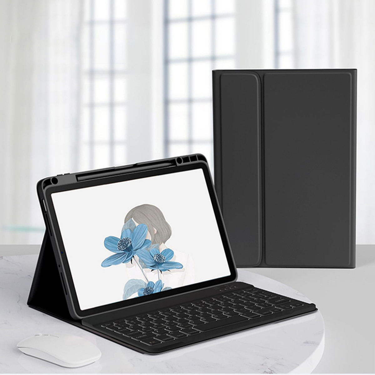 Schwarzes Tablet mit Tastatur und Maus. Eine schwarze Hülle ist dahinter. Der Bildschirm zeigt Kunst.
