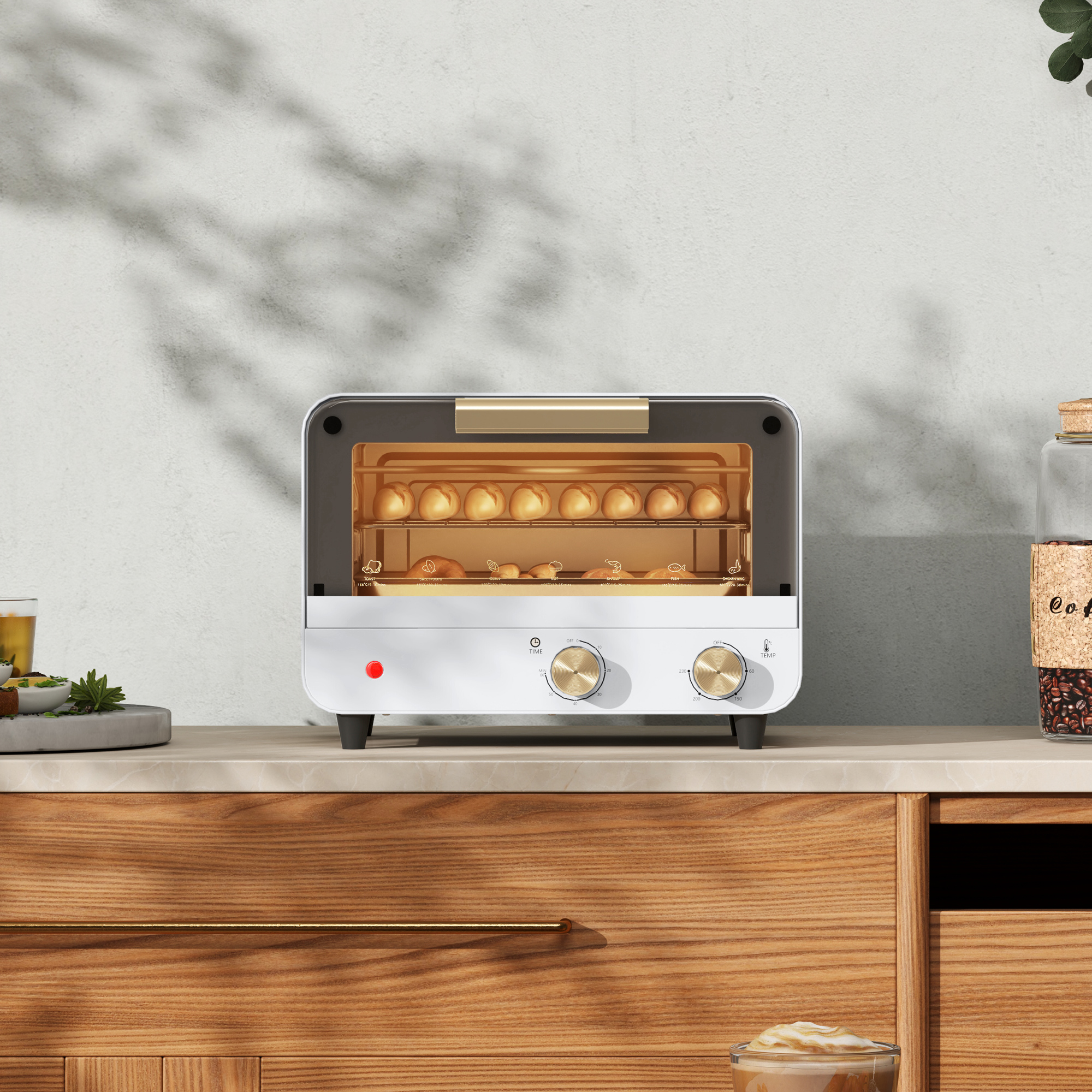 Un piccolo forno tostapane bianco e nero è su un bancone di legno, con cibo all'interno e un barattolo nelle vicinanze.