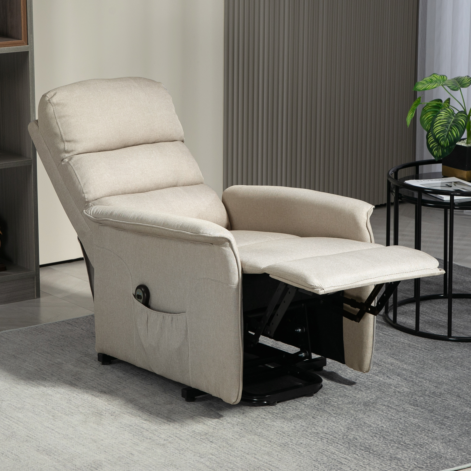 Una poltrona reclinabile beige con una tasca è parzialmente reclinata in una stanza con un tappeto.