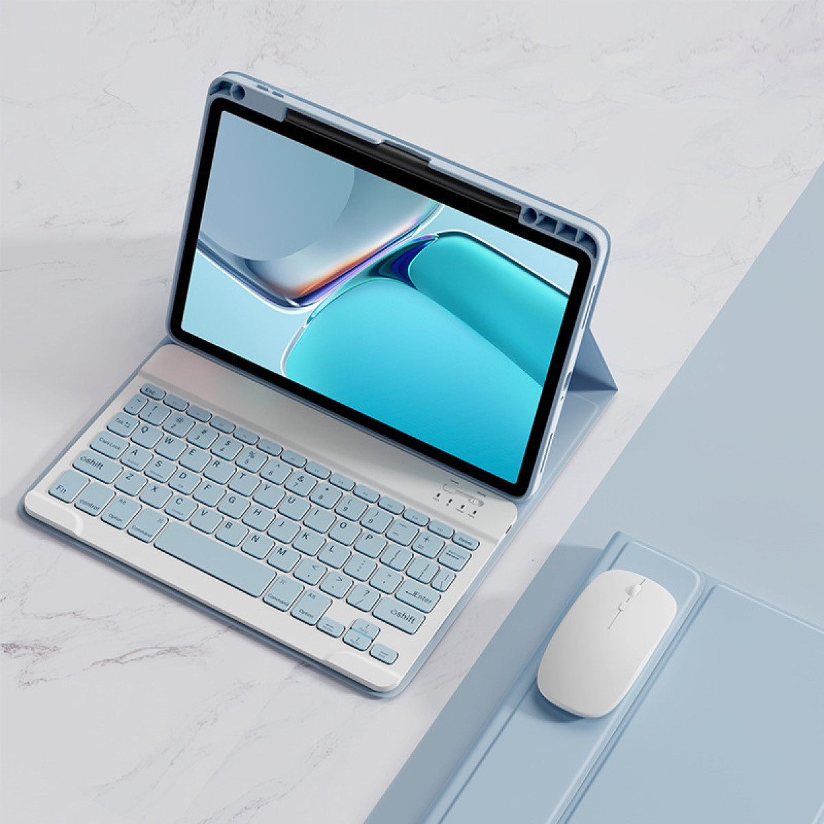 Ein blaues Tablet, eine Tastatur und eine Maus auf einer Marmoroberfläche. Das Tablet ist offen.