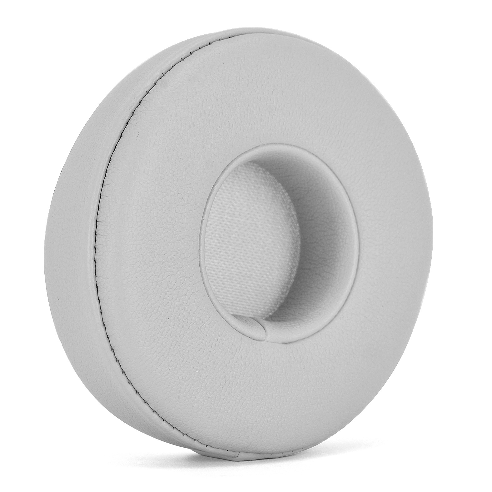 Un cuscinetto auricolare grigio chiaro. È rotondo e ha un foro al centro. Il cuscinetto è realizzato in materiale morbido.