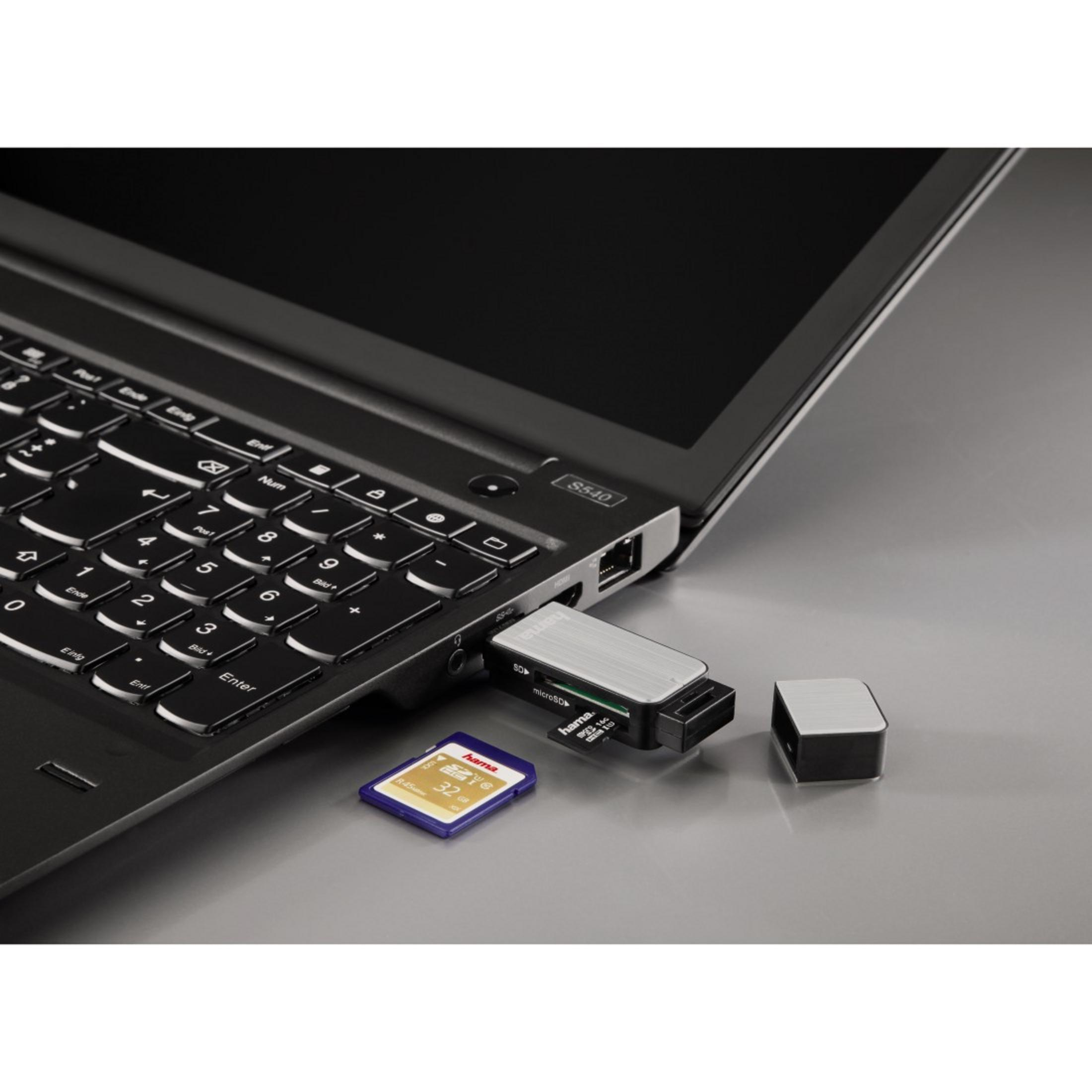 Laptop mit SD-Karte, USB-Adapter und USB-Stick eingesetzt.