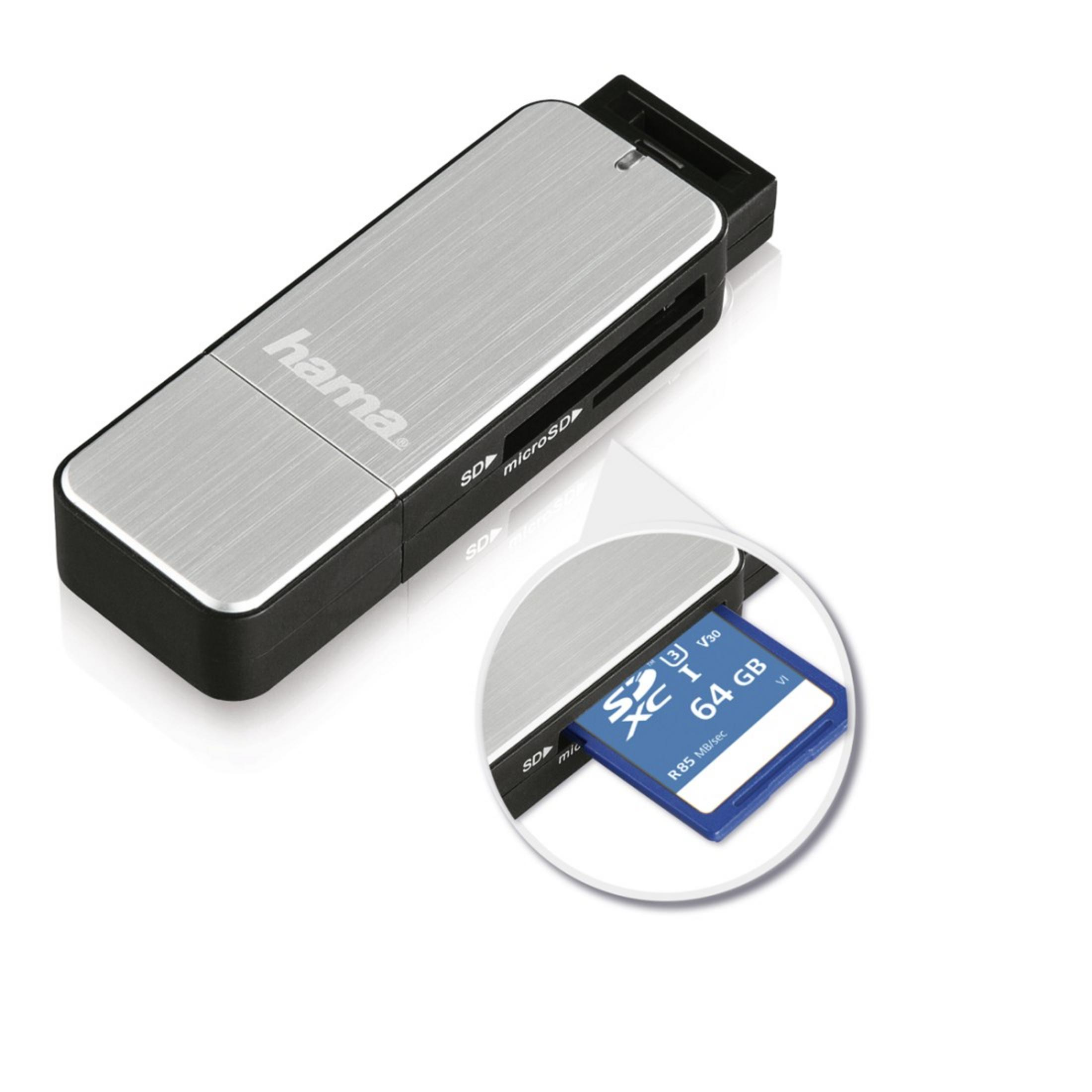 Silber-schwarzer Kartenleser mit eingelegter blauer microSD-Karte. Die Marke Hama ist sichtbar.