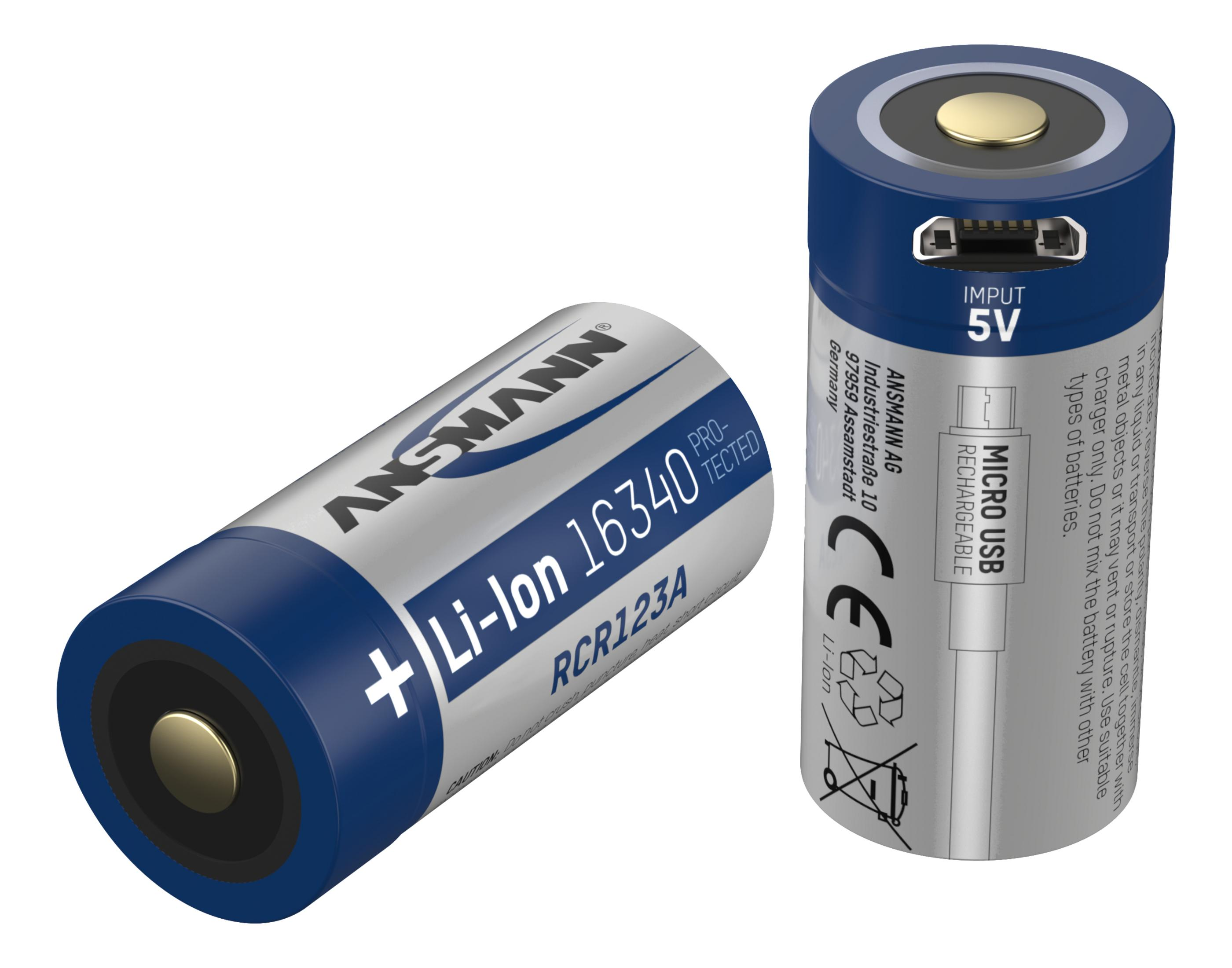 Twee cilindrische batterijen, één met een label en één met een USB-poort. Beide zijn donkerblauw en zilver.